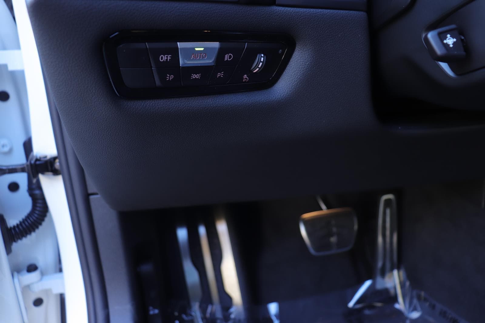 2026 BMW 8 Series M850i - Photo 25