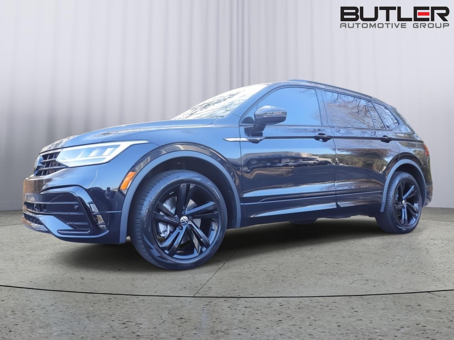 2024 Volkswagen Tiguan SE R-LINE BLACK's photo