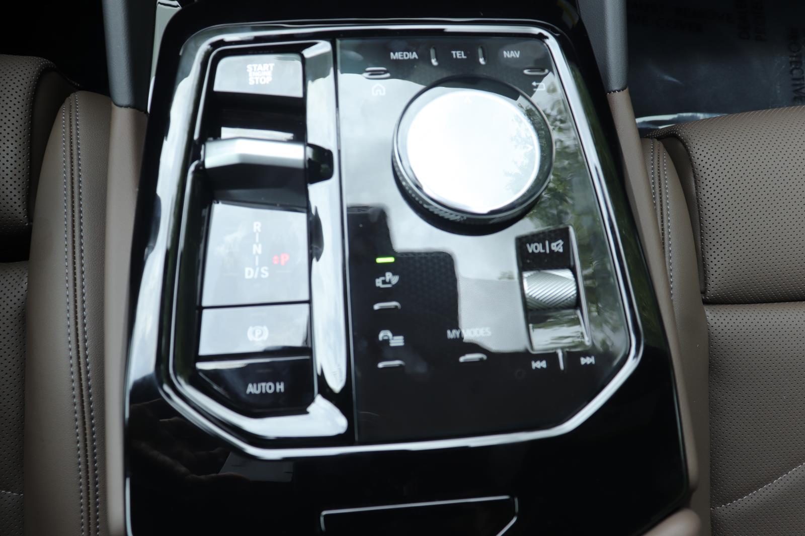 2027 BMW 5 Series 530i - Photo 35