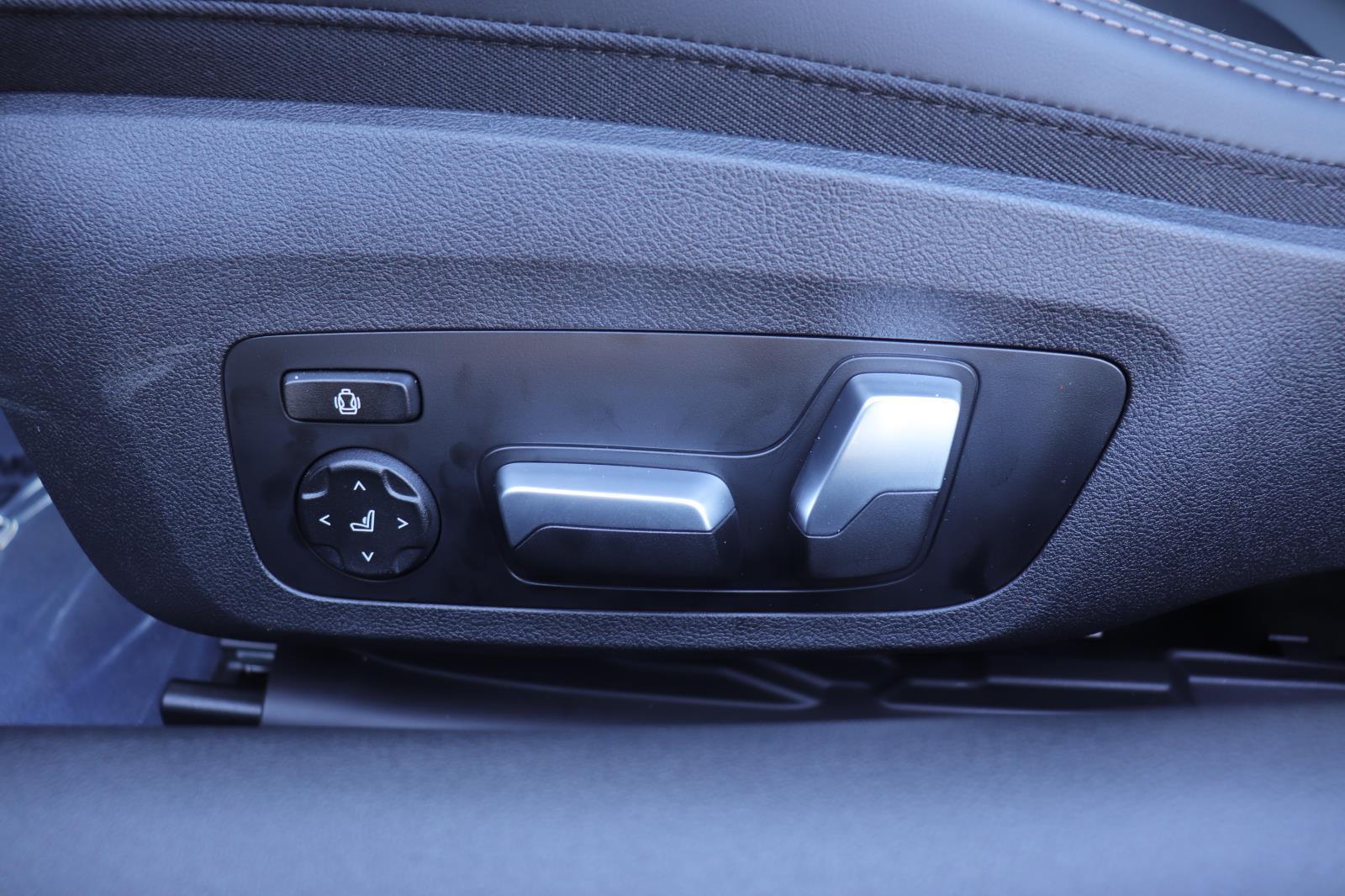 2025 BMW 8 Series 840i - Photo 21