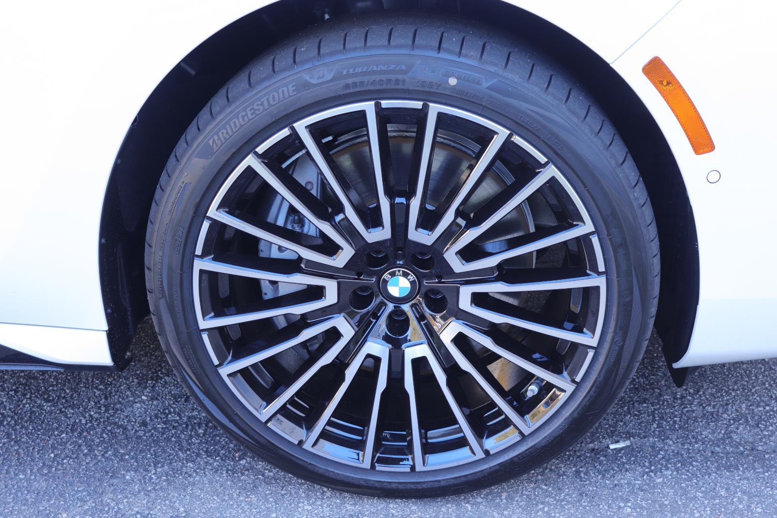 2026 BMW 7 Series 760i - Photo 43