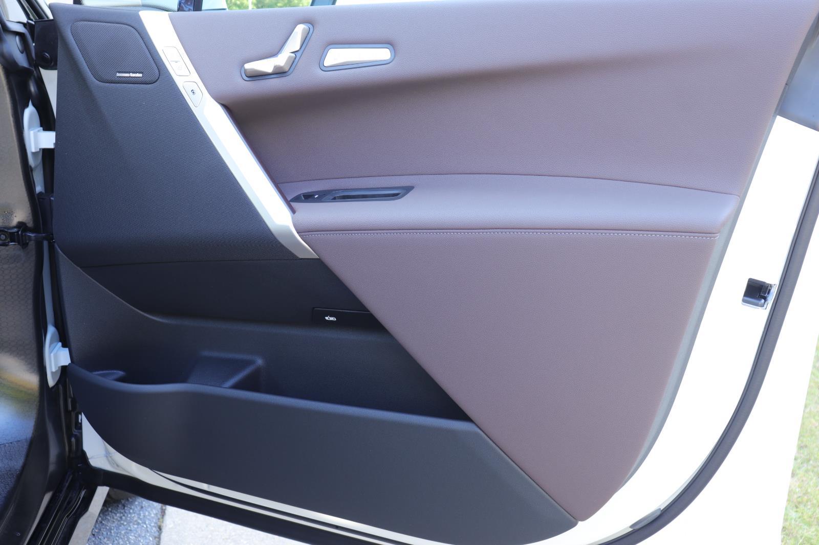 2026 BMW iX 60 - Photo 18