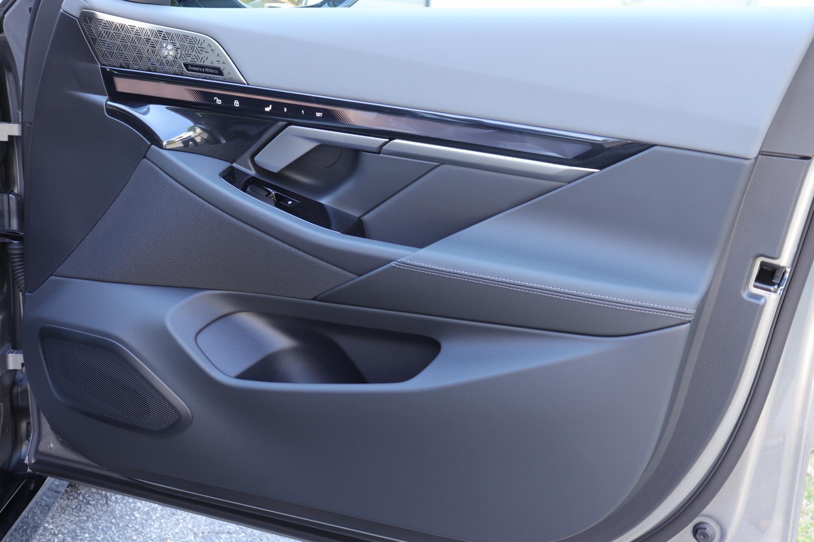 2026 BMW 5 Series 550e - Photo 18
