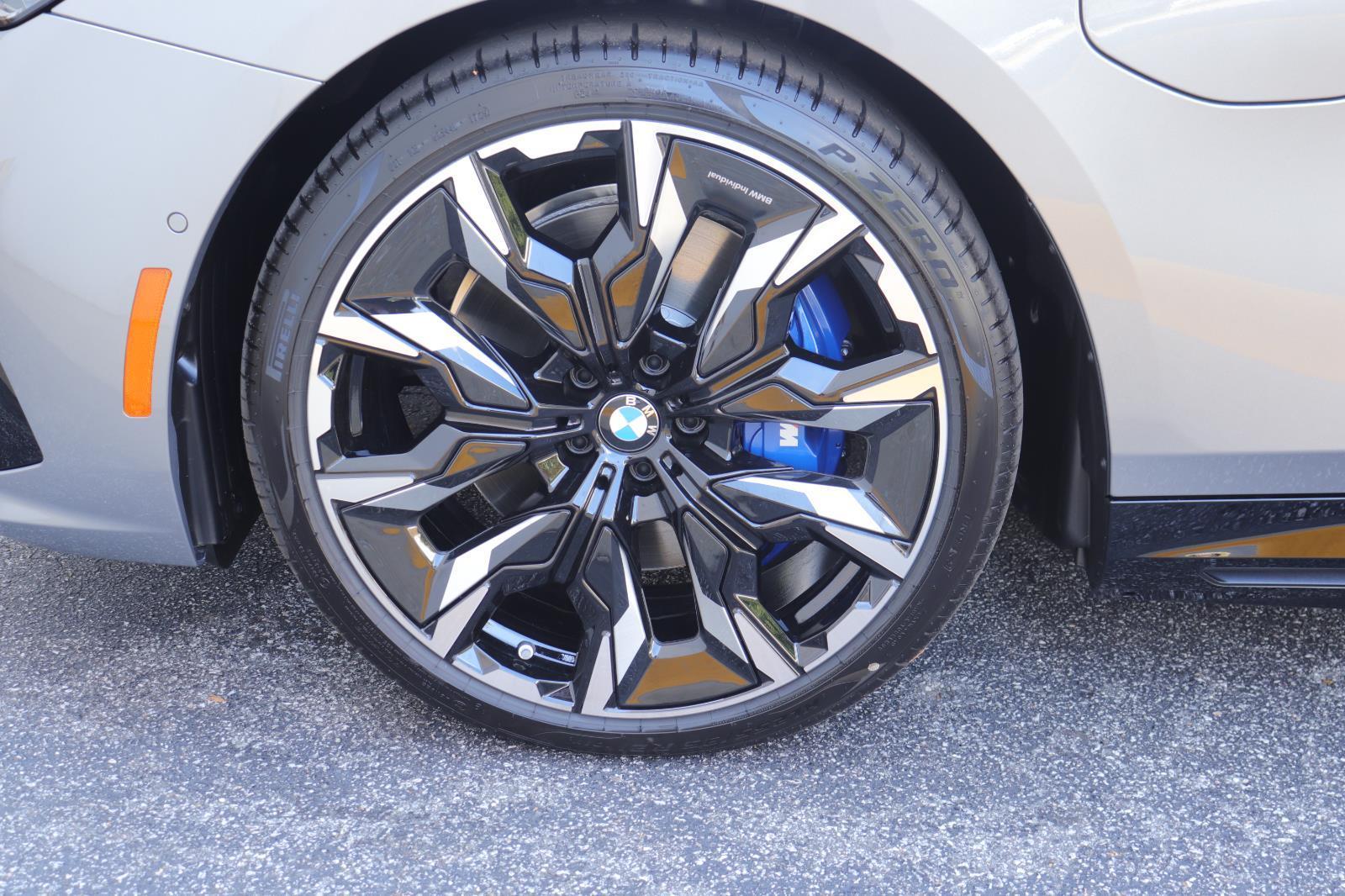 2026 BMW 5 Series 550e - Photo 40