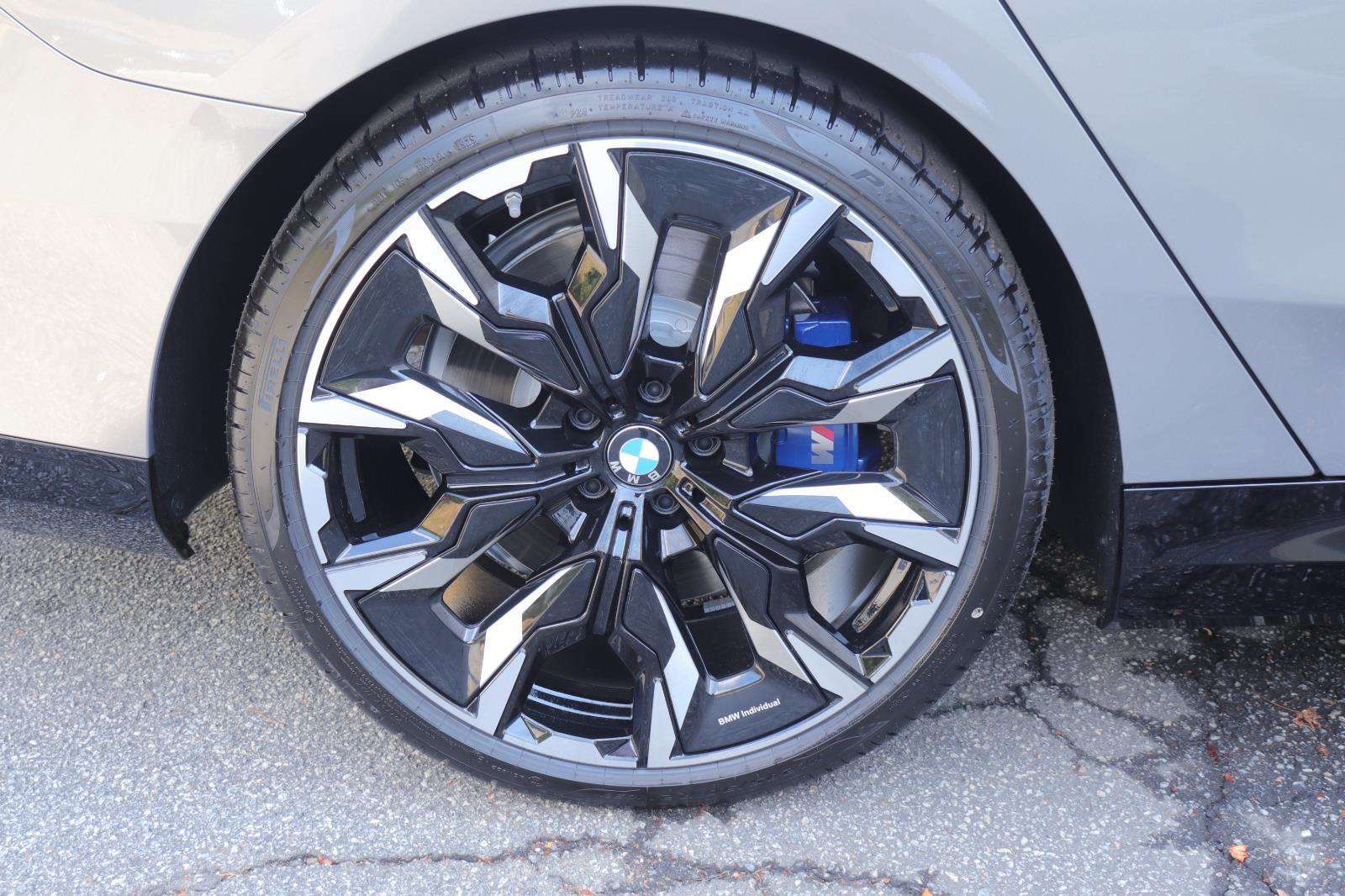 2026 BMW 5 Series 550e - Photo 41