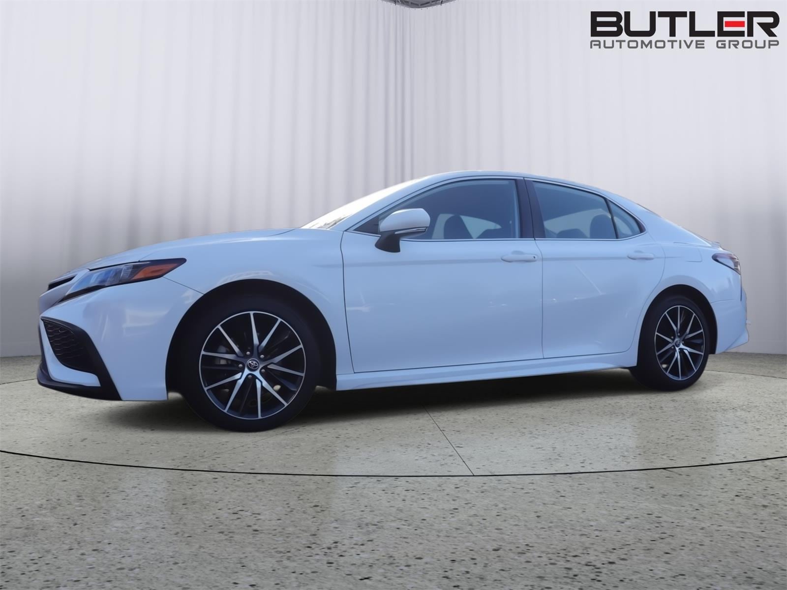 2023 Toyota Camry SE's photo