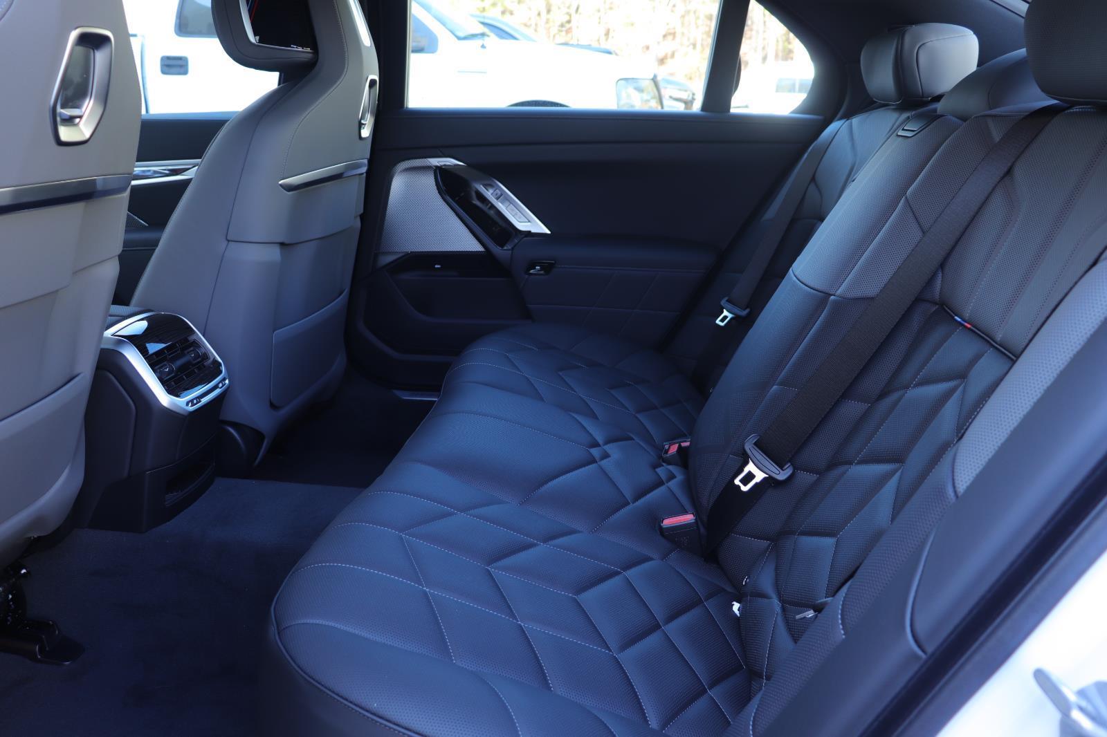 2026 BMW 7 Series 760i - Photo 15