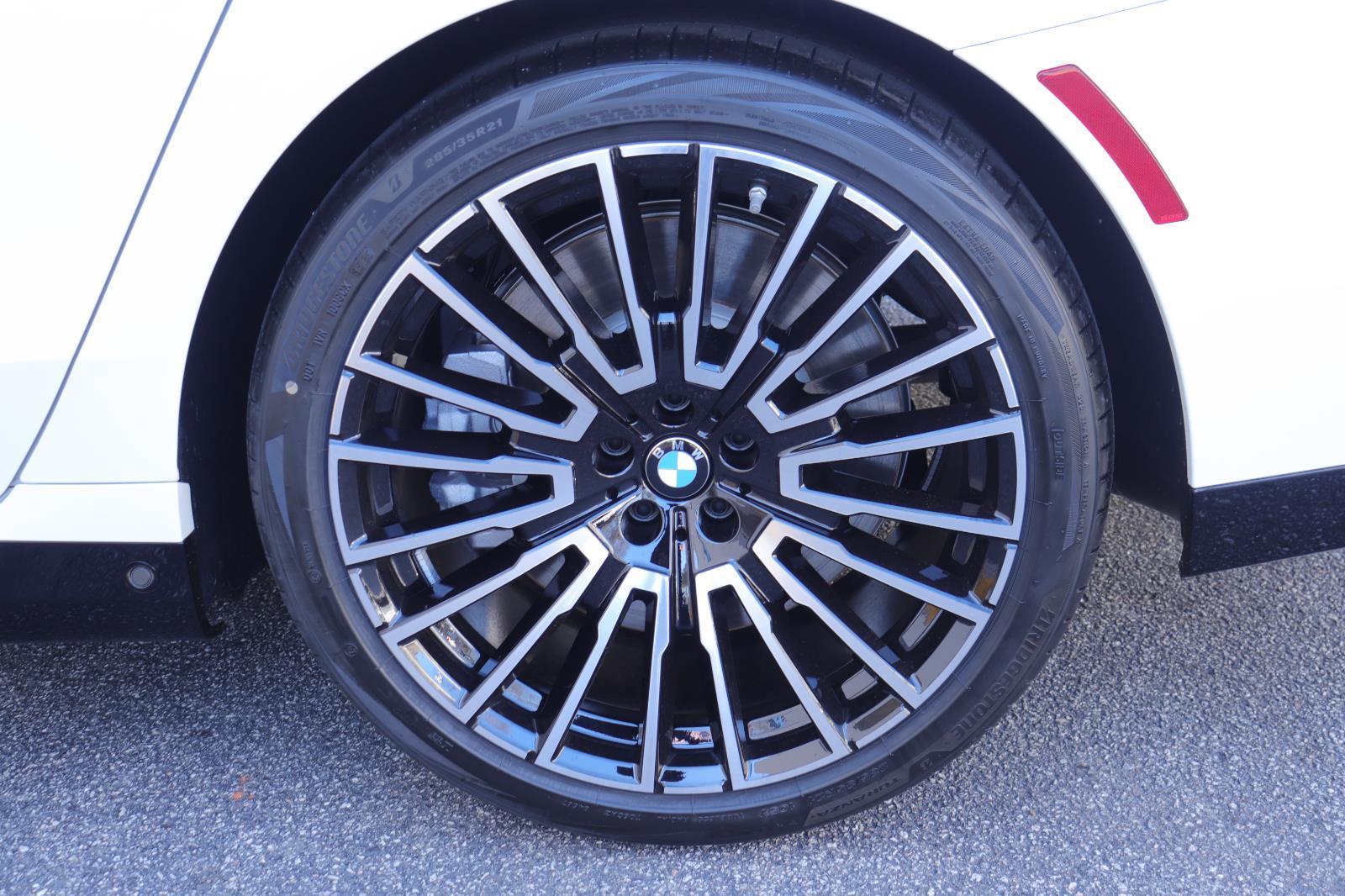 2026 BMW 7 Series 760i - Photo 42