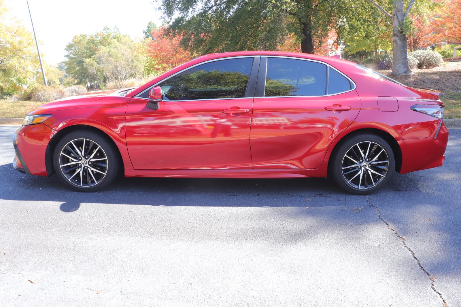 2021 Toyota Camry SE photo 3
