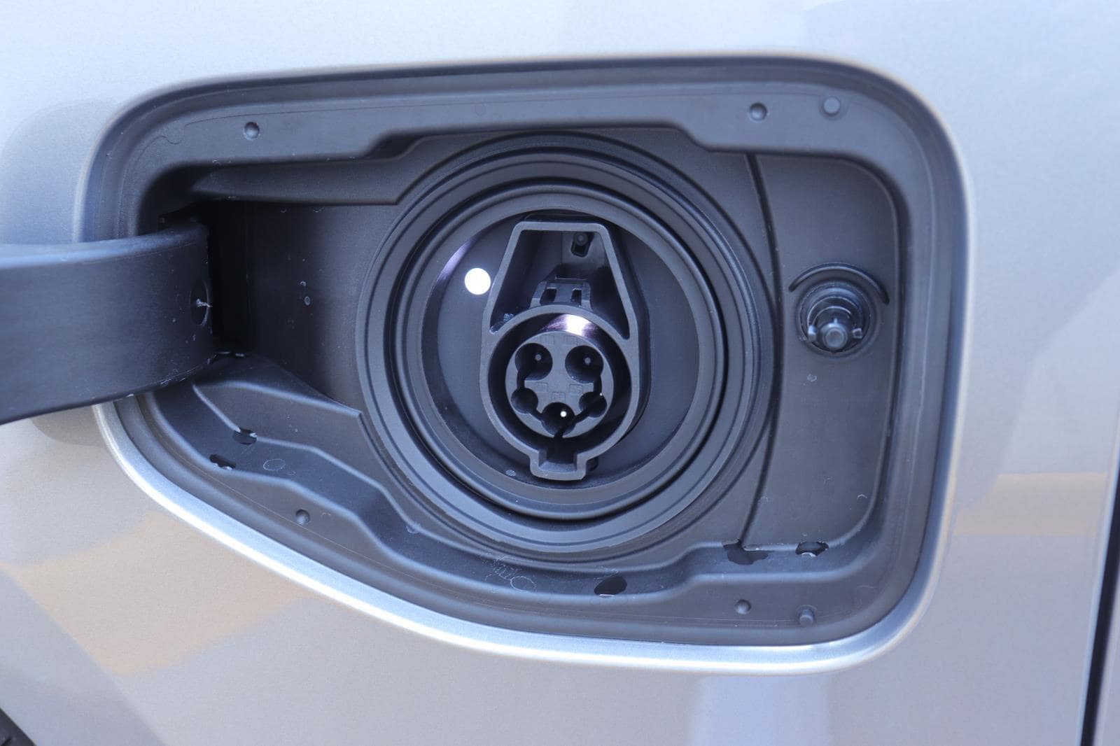 2026 BMW 5 Series 550e - Photo 11