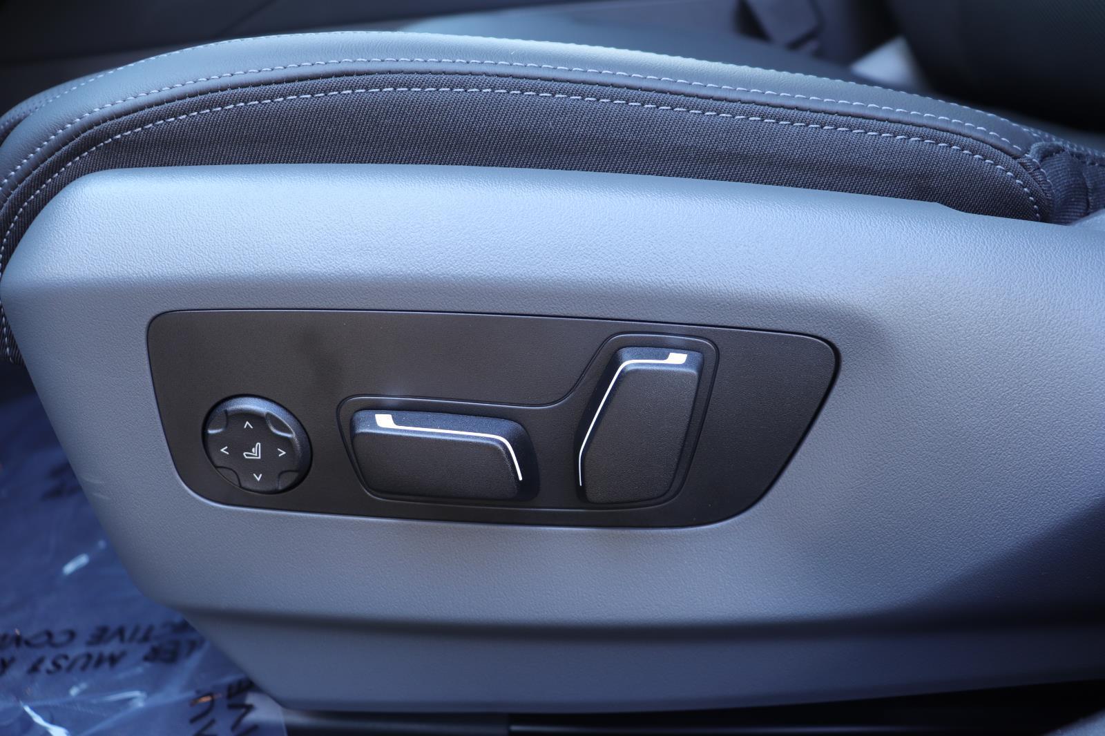 2026 BMW 5 Series 550e - Photo 26