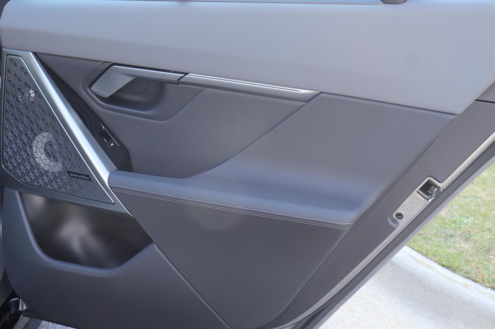 2026 BMW 5 Series 550e - Photo 20