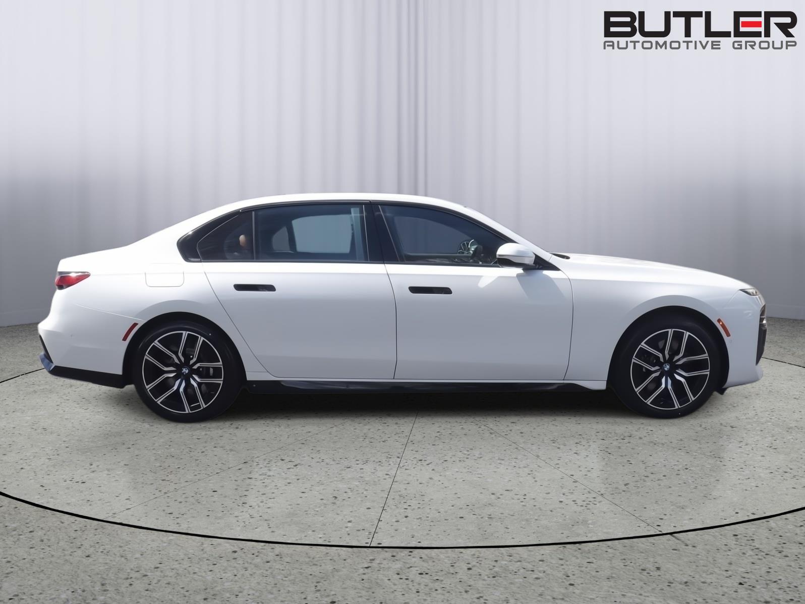 2026 BMW 7 Series 760i - Photo 8