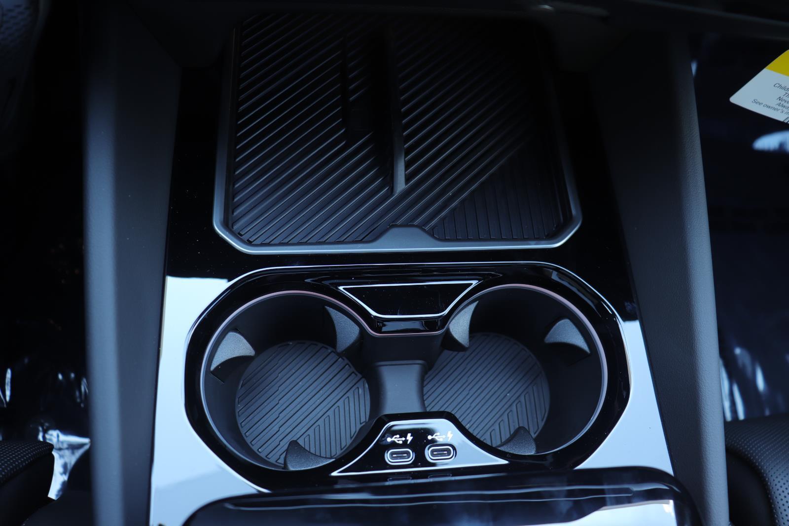 2026 BMW 5 Series 550e - Photo 37