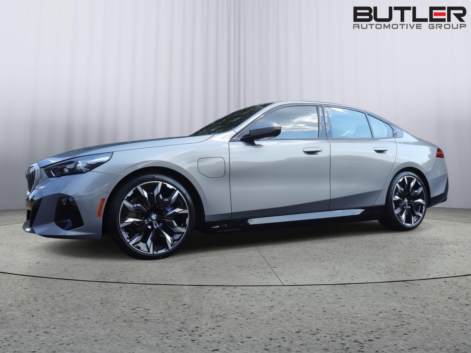 2026 BMW 5 Series 550e - Photo 44