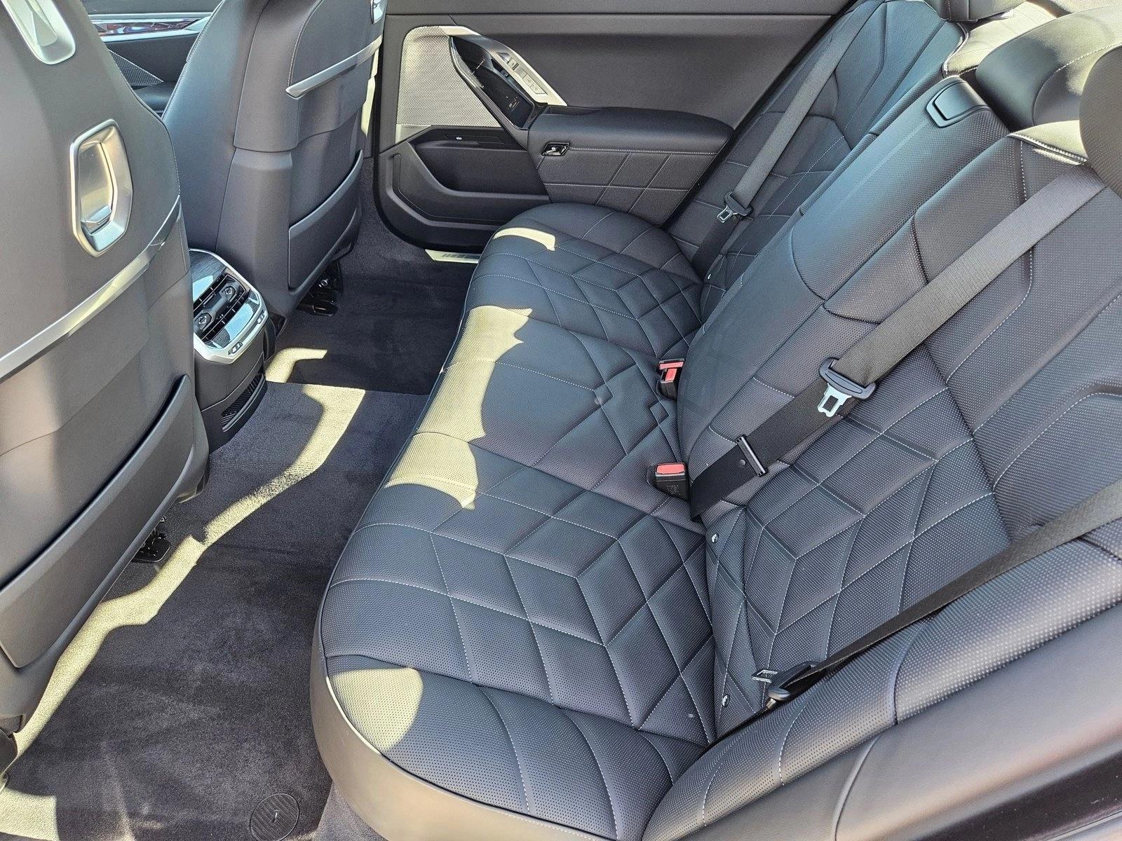 2025 BMW 7 Series 750e - Photo 13
