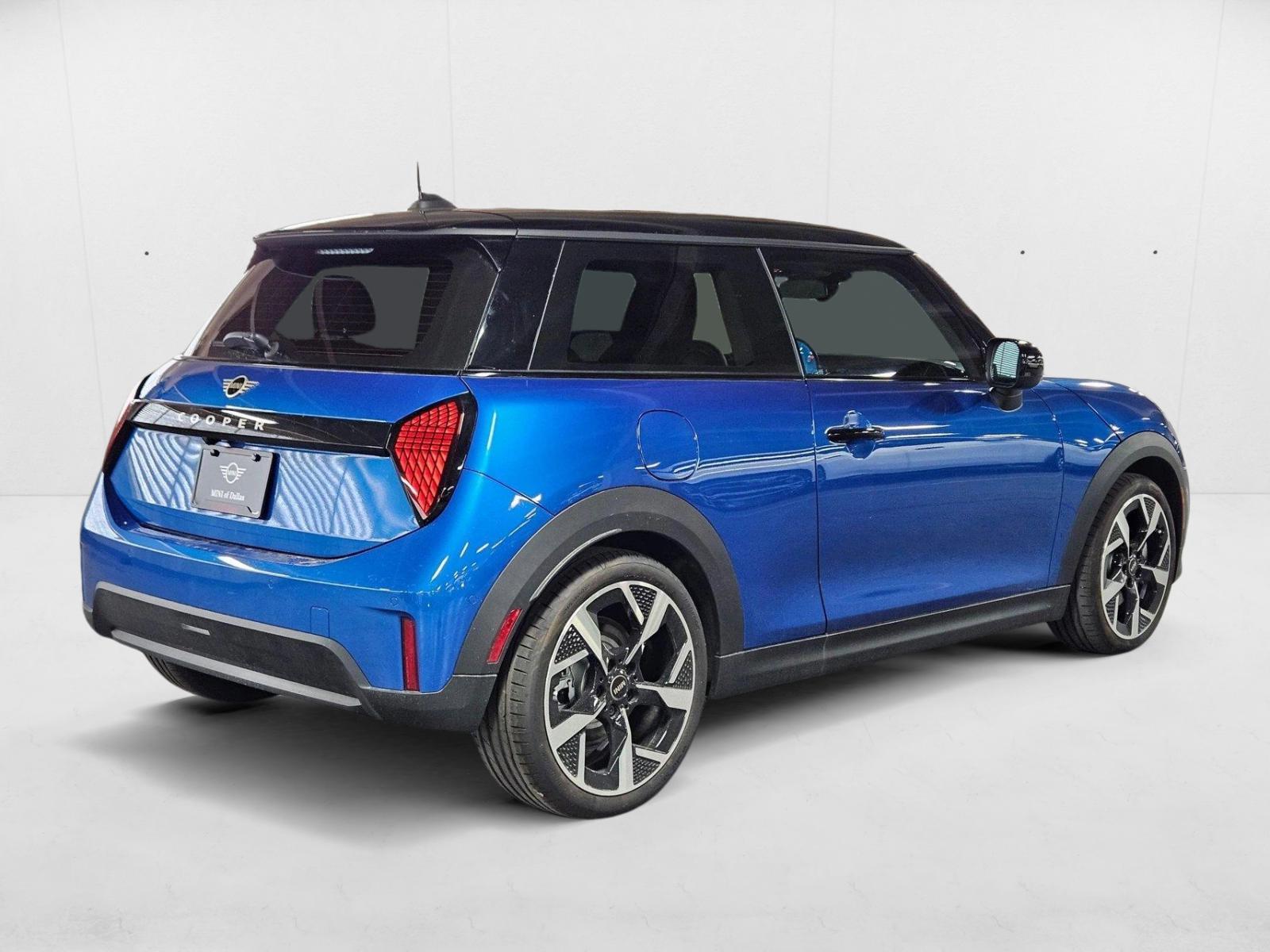 2025 Mini Cooper Hardtop 2 Door Signature photo 2