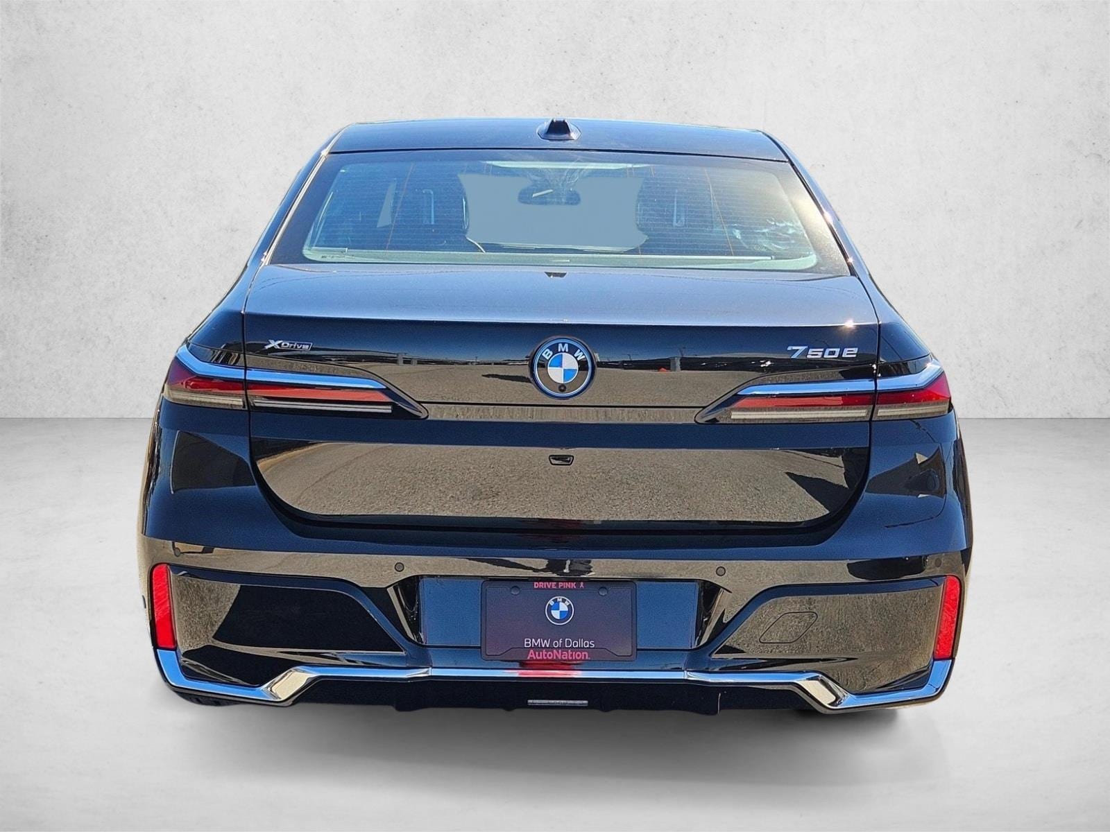 2025 BMW 7 Series 750e - Photo 8