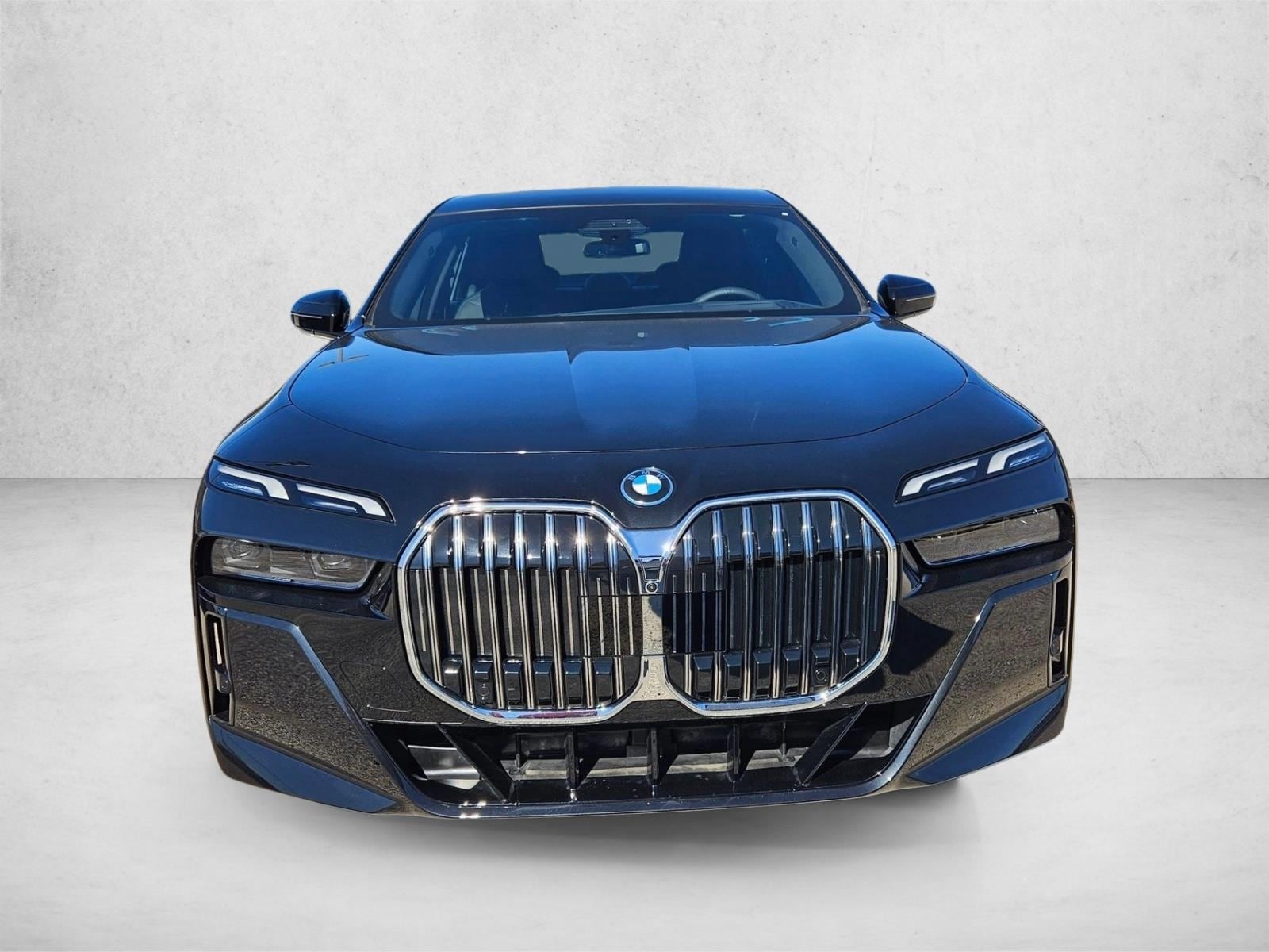 2025 BMW 7 Series 750e - Photo 6