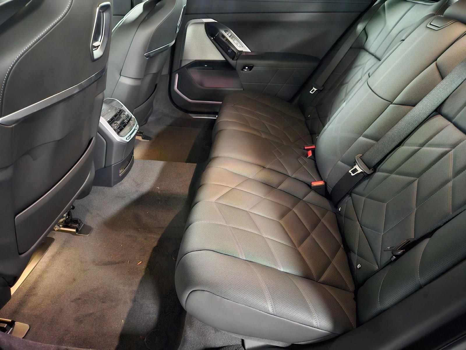 2025 BMW i7 50 - Photo 14
