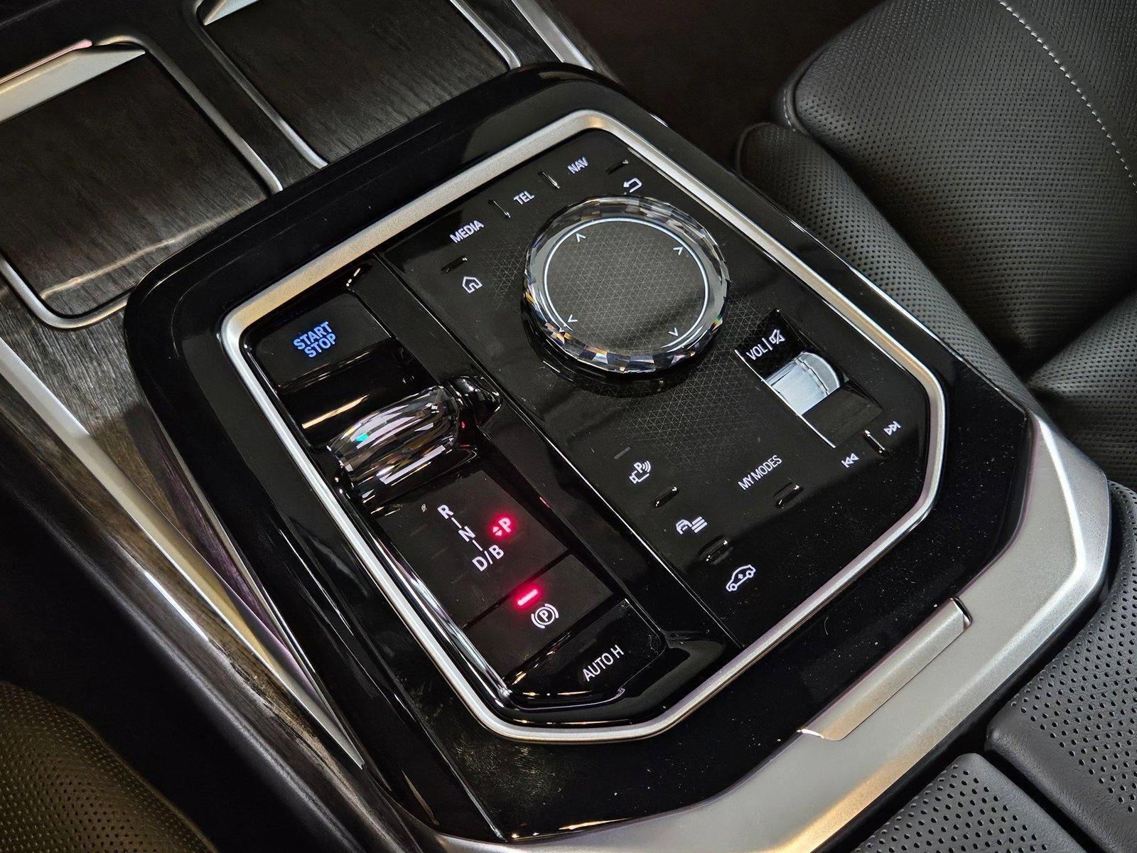 2025 BMW i7 50 - Photo 11