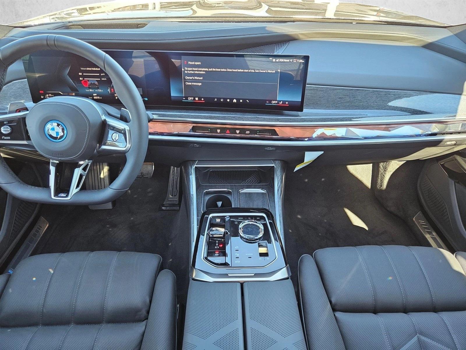 2025 BMW 7 Series 750e - Photo 12