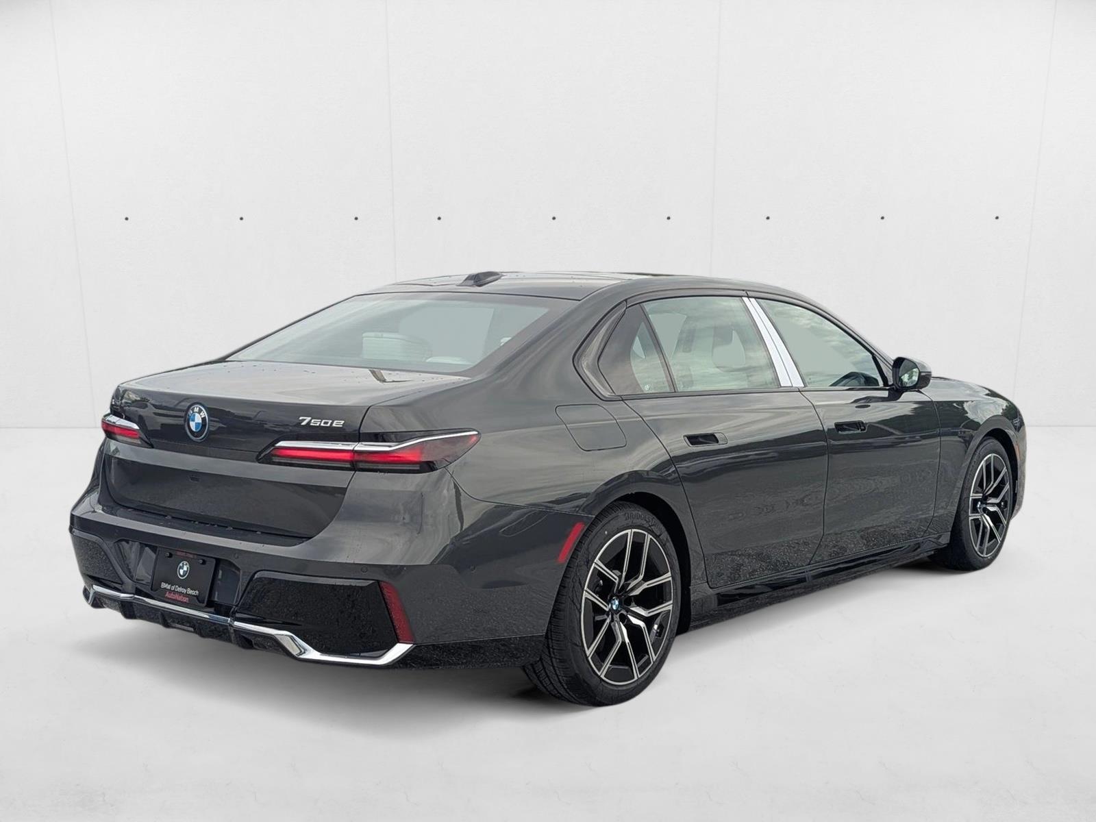 2026 Bmw 750e photo 2