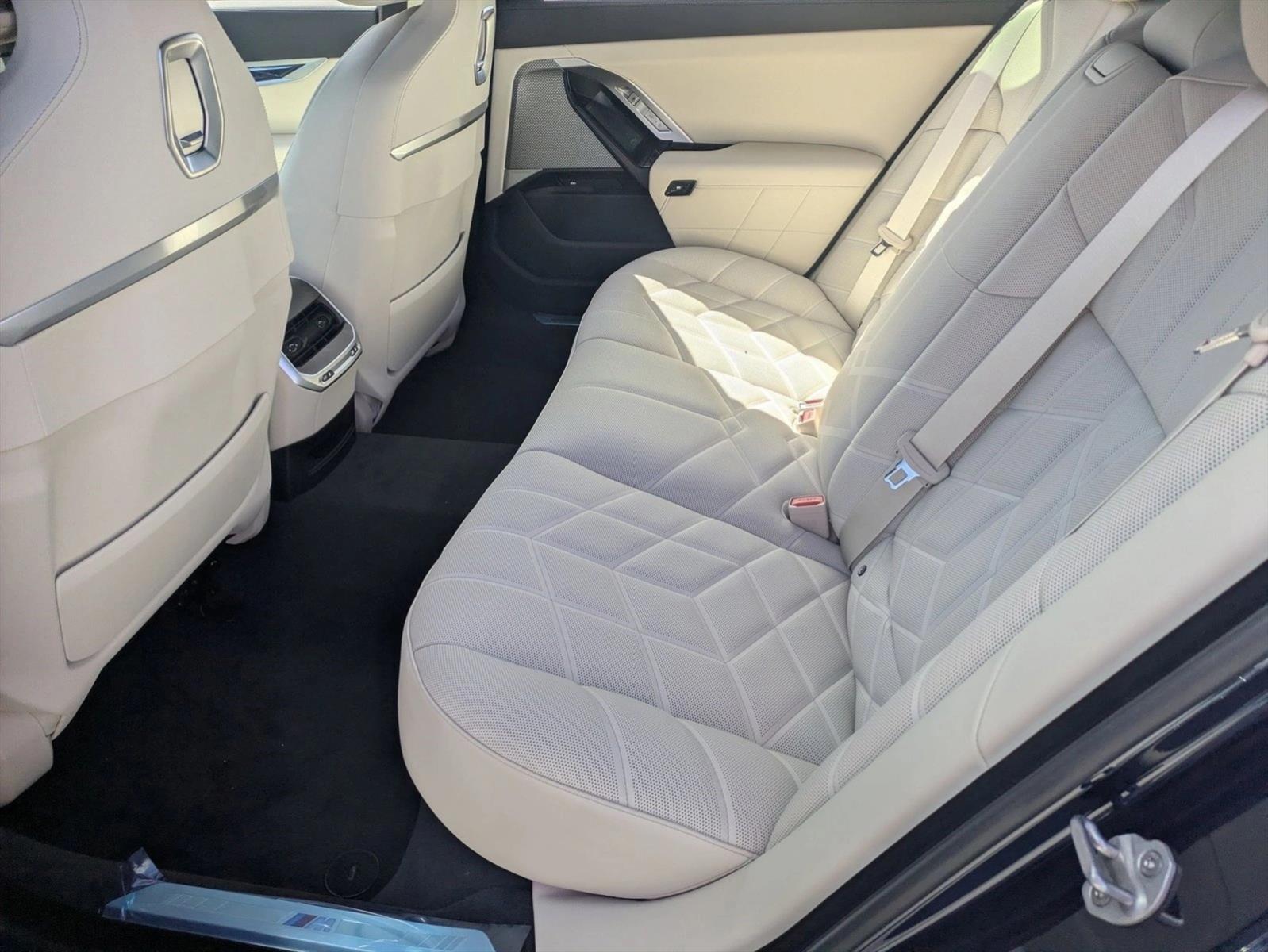 2026 BMW 7 Series 750e - Photo 14