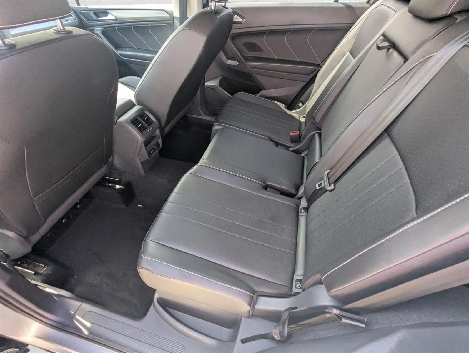 2022 Volkswagen Tiguan SE - Photo 17