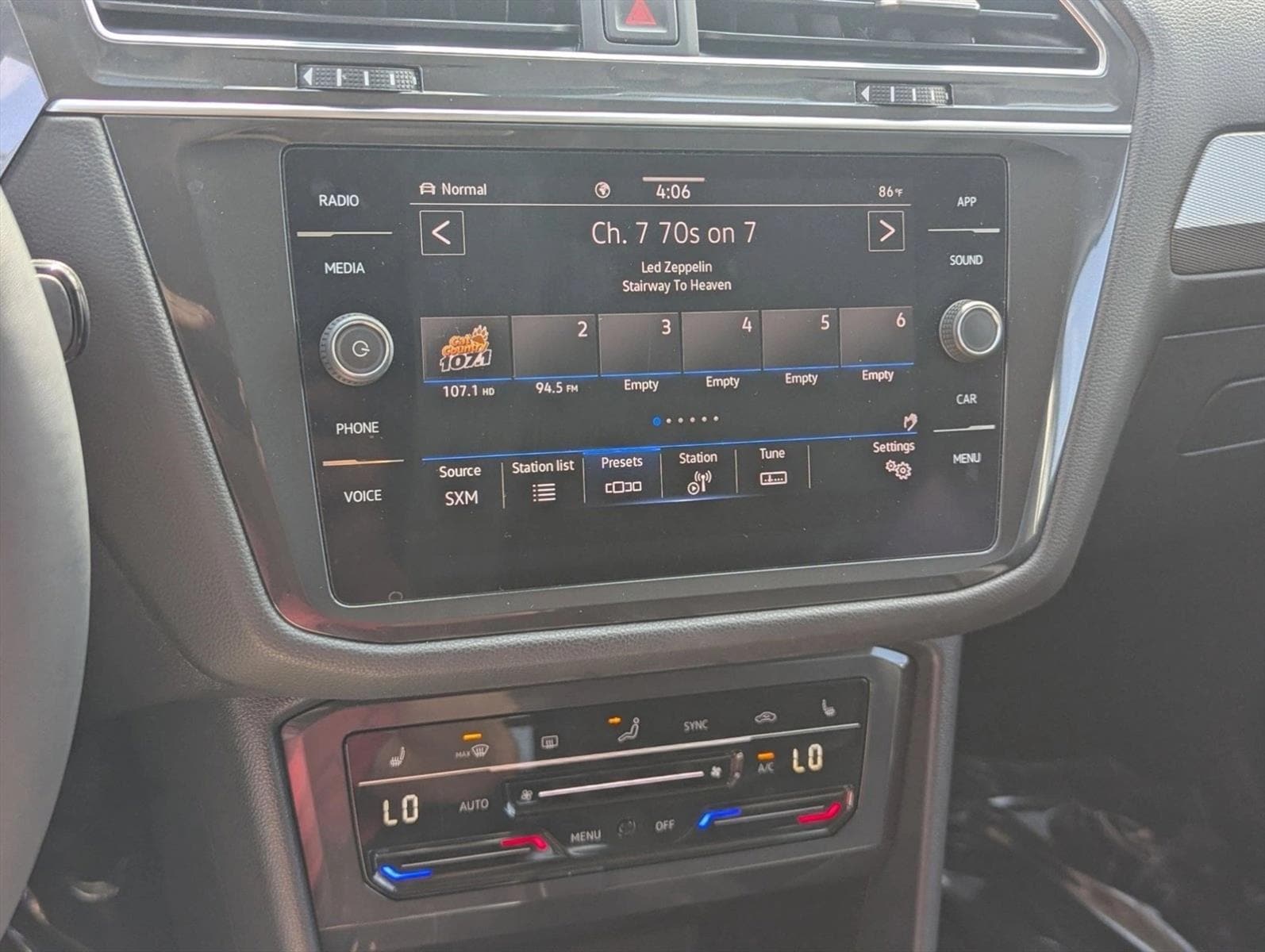 2022 Volkswagen Tiguan SE - Photo 13