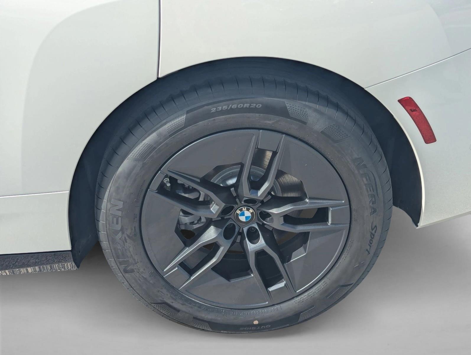 2026 BMW iX 60 - Photo 9