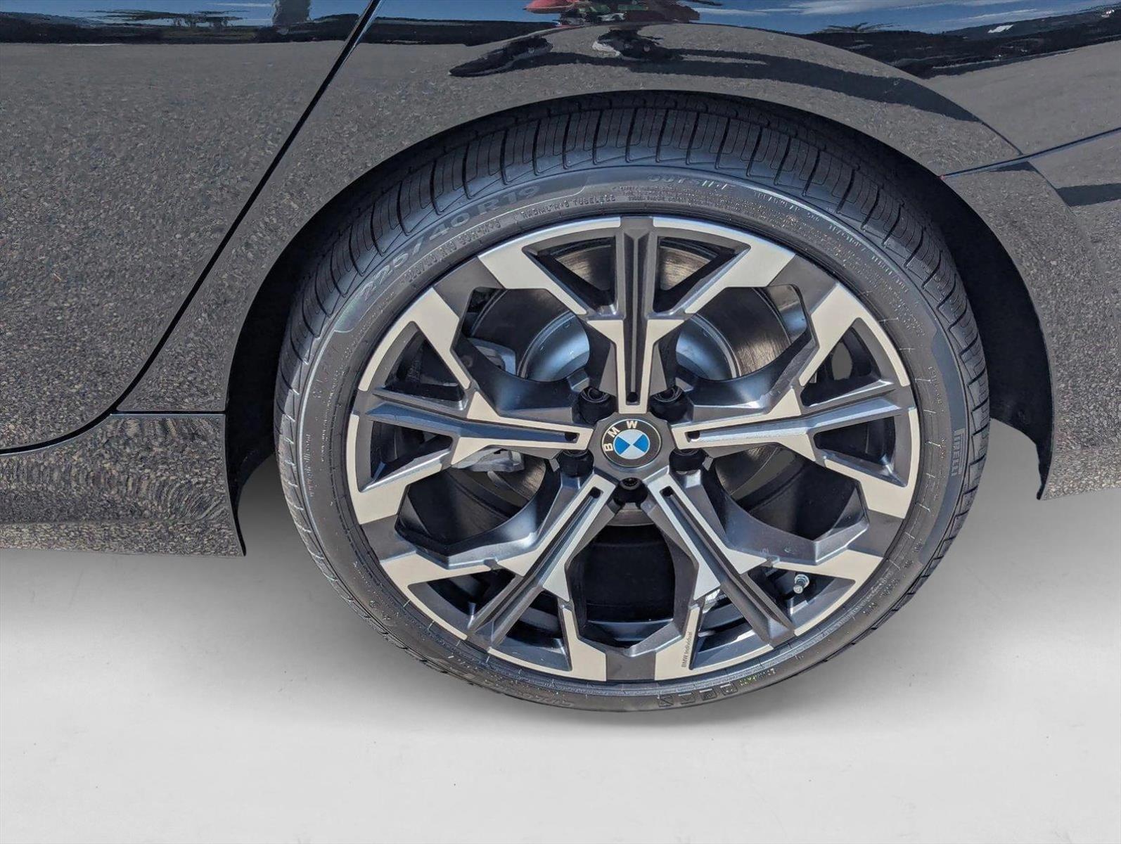 2025 BMW 3 Series 330i - Photo 9