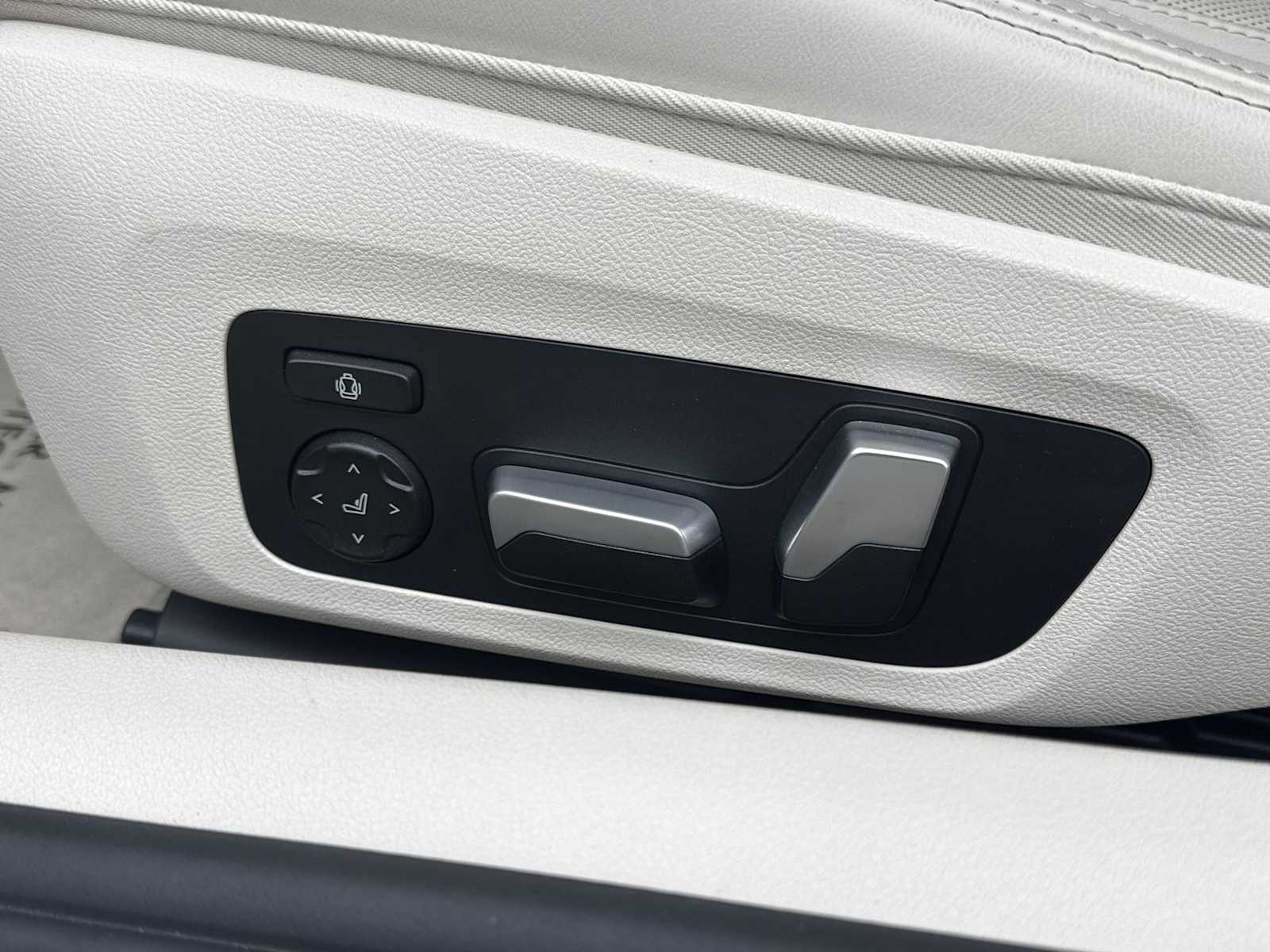 2026 BMW 8 Series M850i - Photo 16