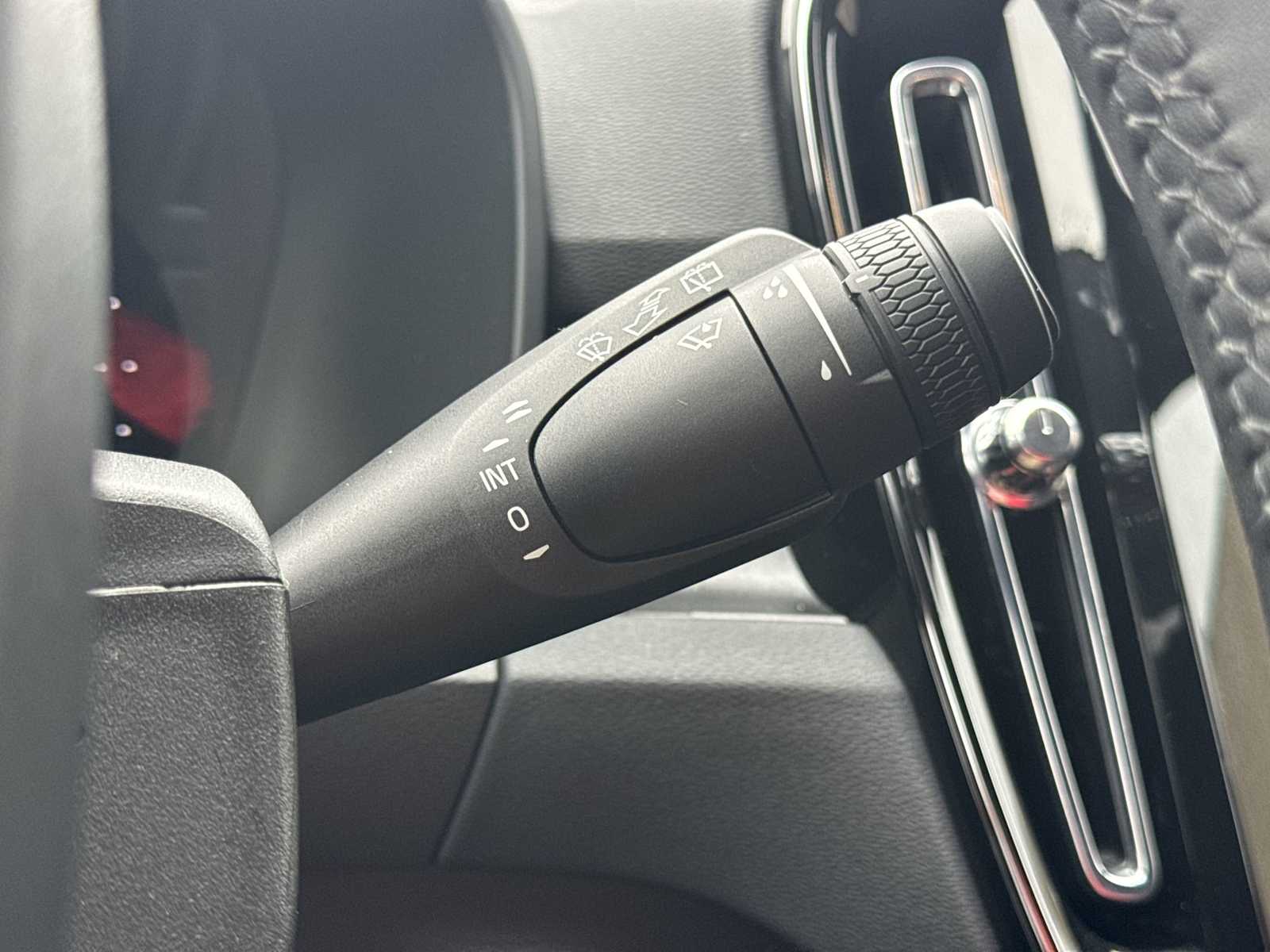 Thumbnail: 2023 Volvo XC40 - 28