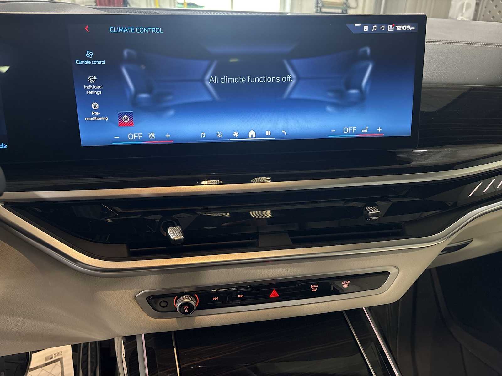 Thumbnail: 2024 BMW X7 - 28