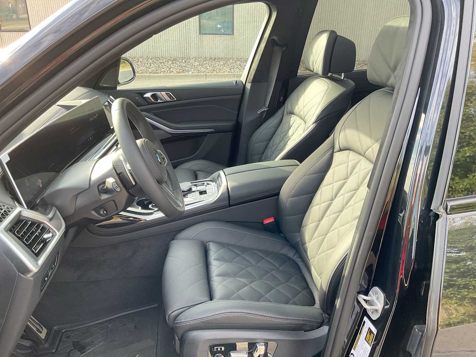 Thumbnail: 2026 BMW X7 - 10