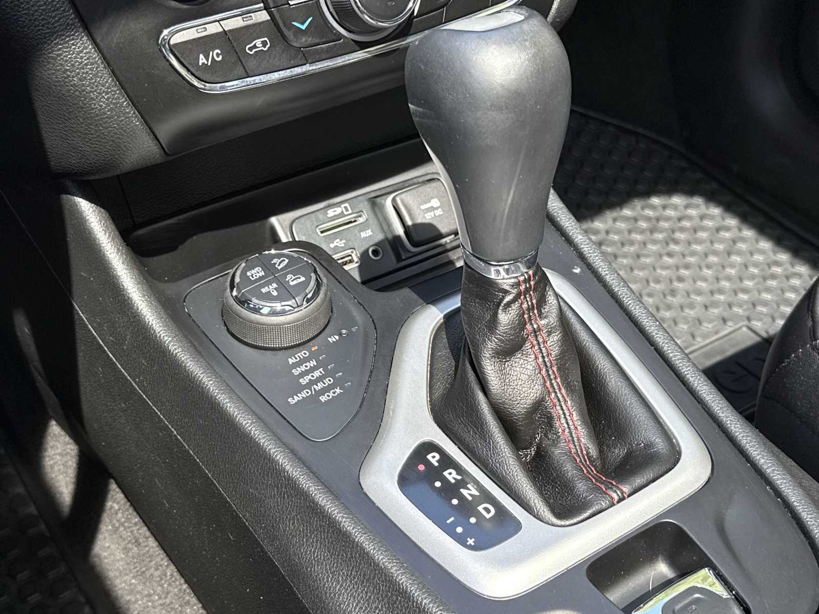 Thumbnail: 2016 Jeep Cherokee - 35