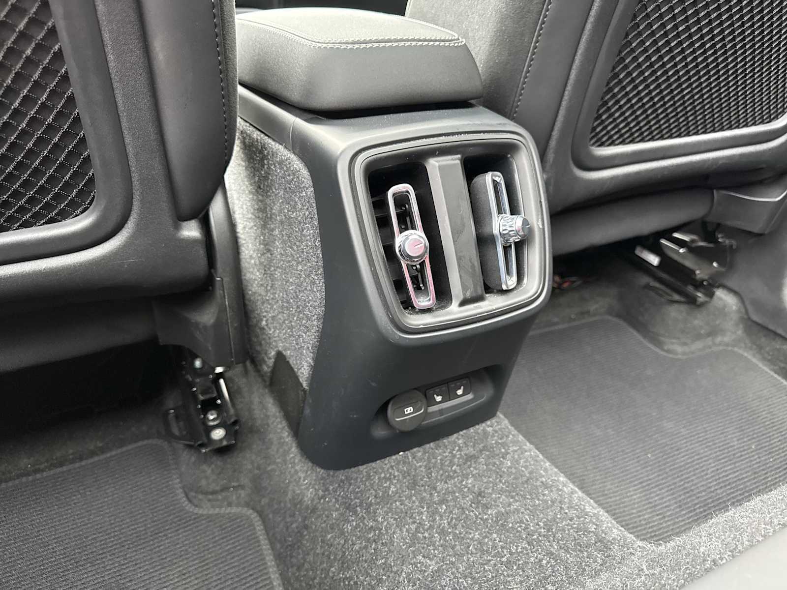 Thumbnail: 2023 Volvo XC40 - 40