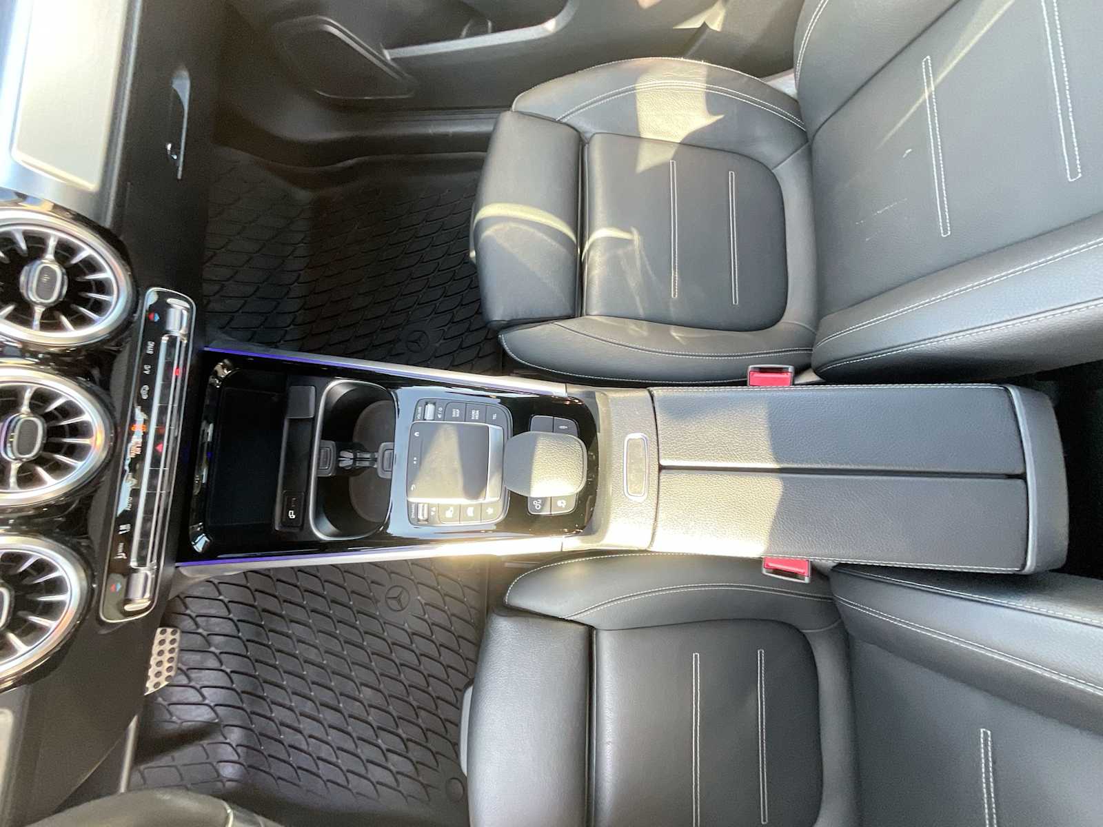 Thumbnail: 2022 Mercedes-Benz GLB - 28