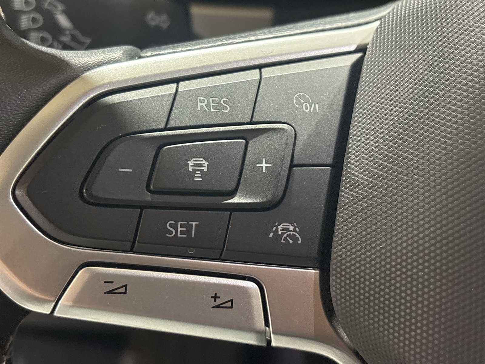 Thumbnail: 2023 Volkswagen Atlas - 21