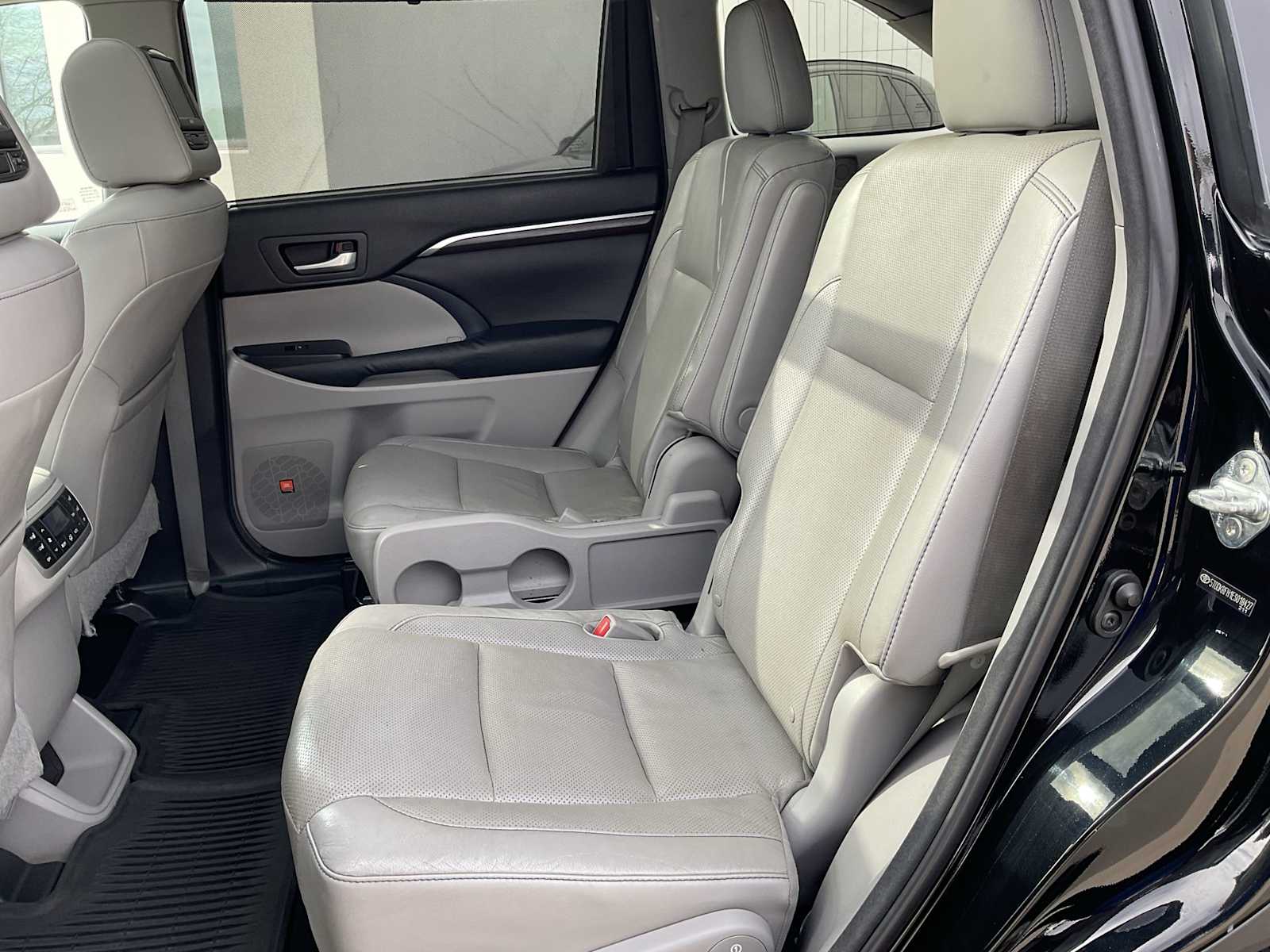 Thumbnail: 2014 Toyota Highlander - 21