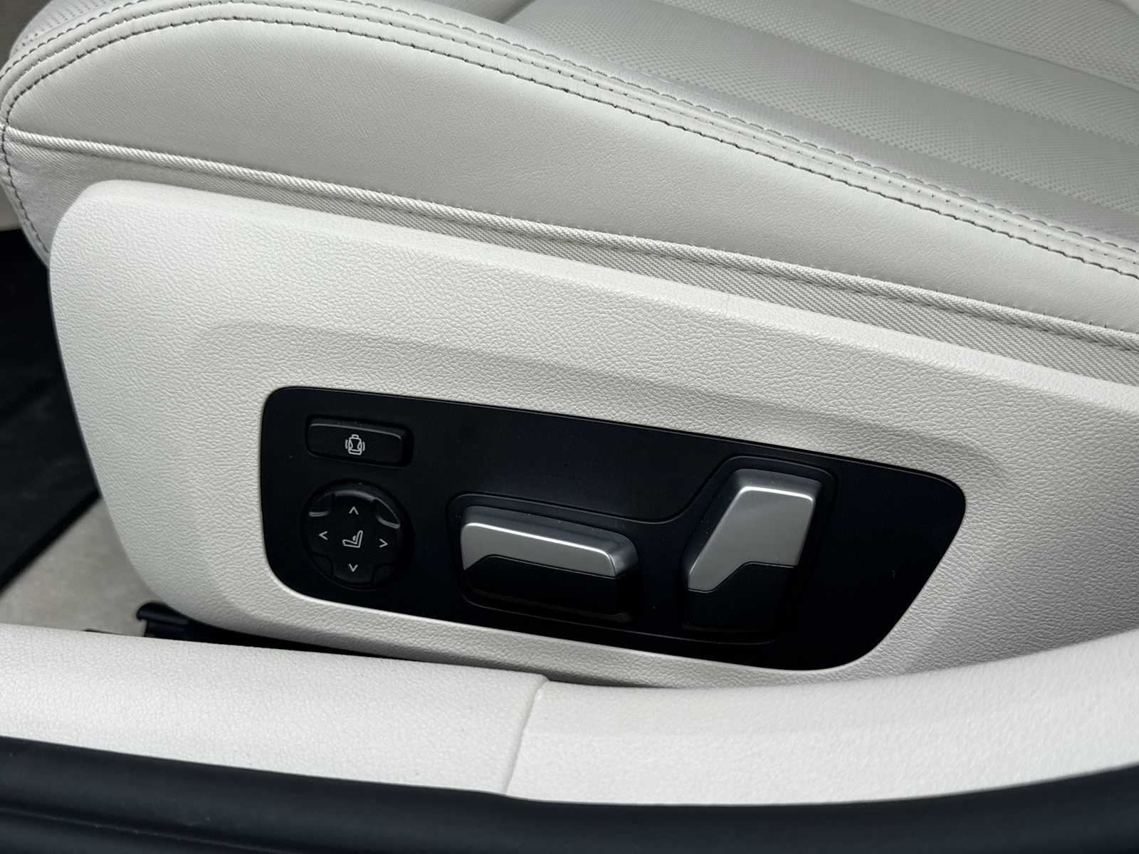 2026 BMW 8 Series 840i - Photo 18