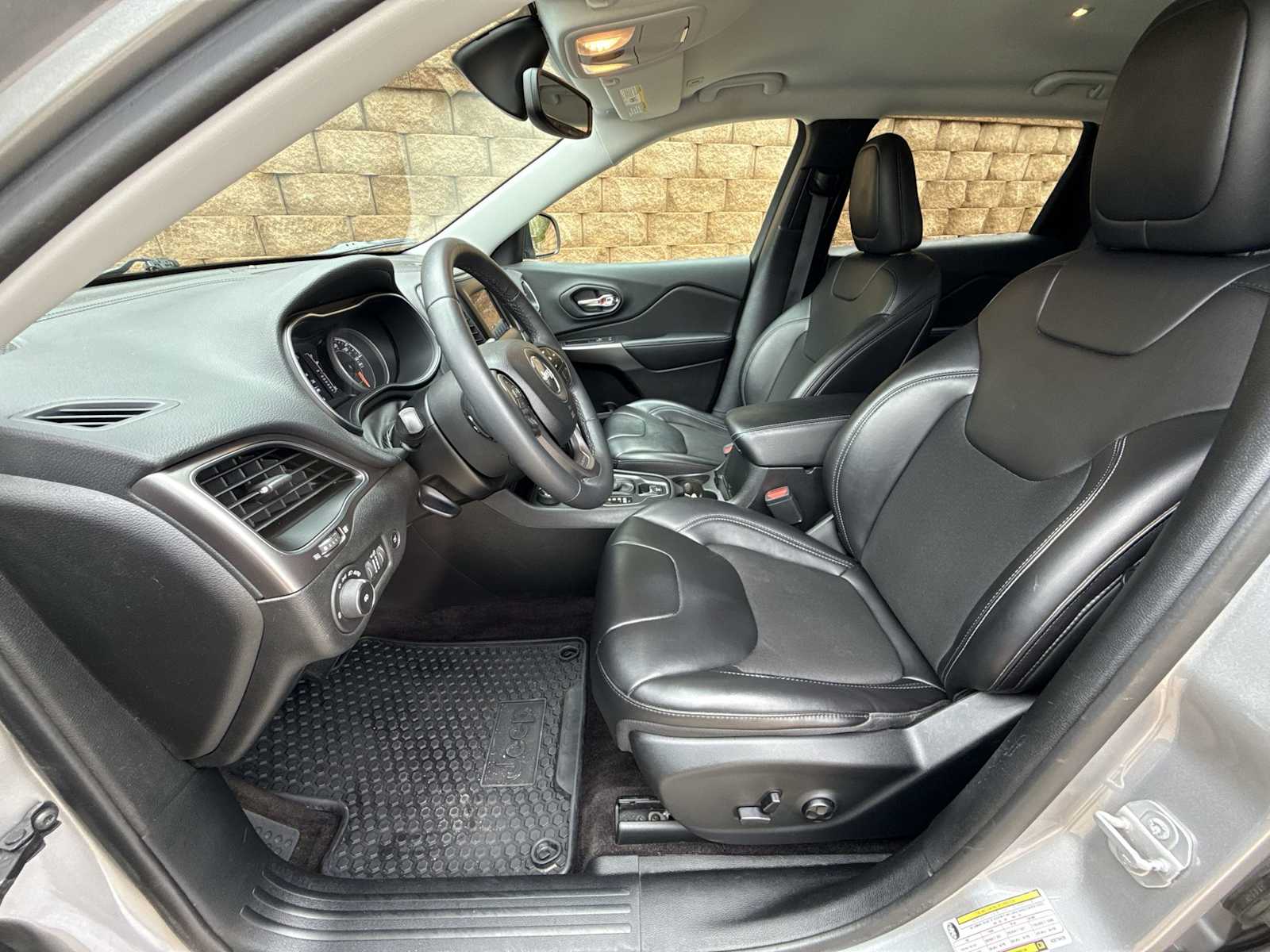 Thumbnail: 2019 Jeep Cherokee - 10