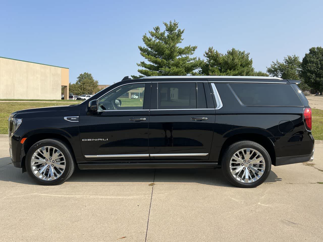 2022 GMC Yukon XL Denali 3