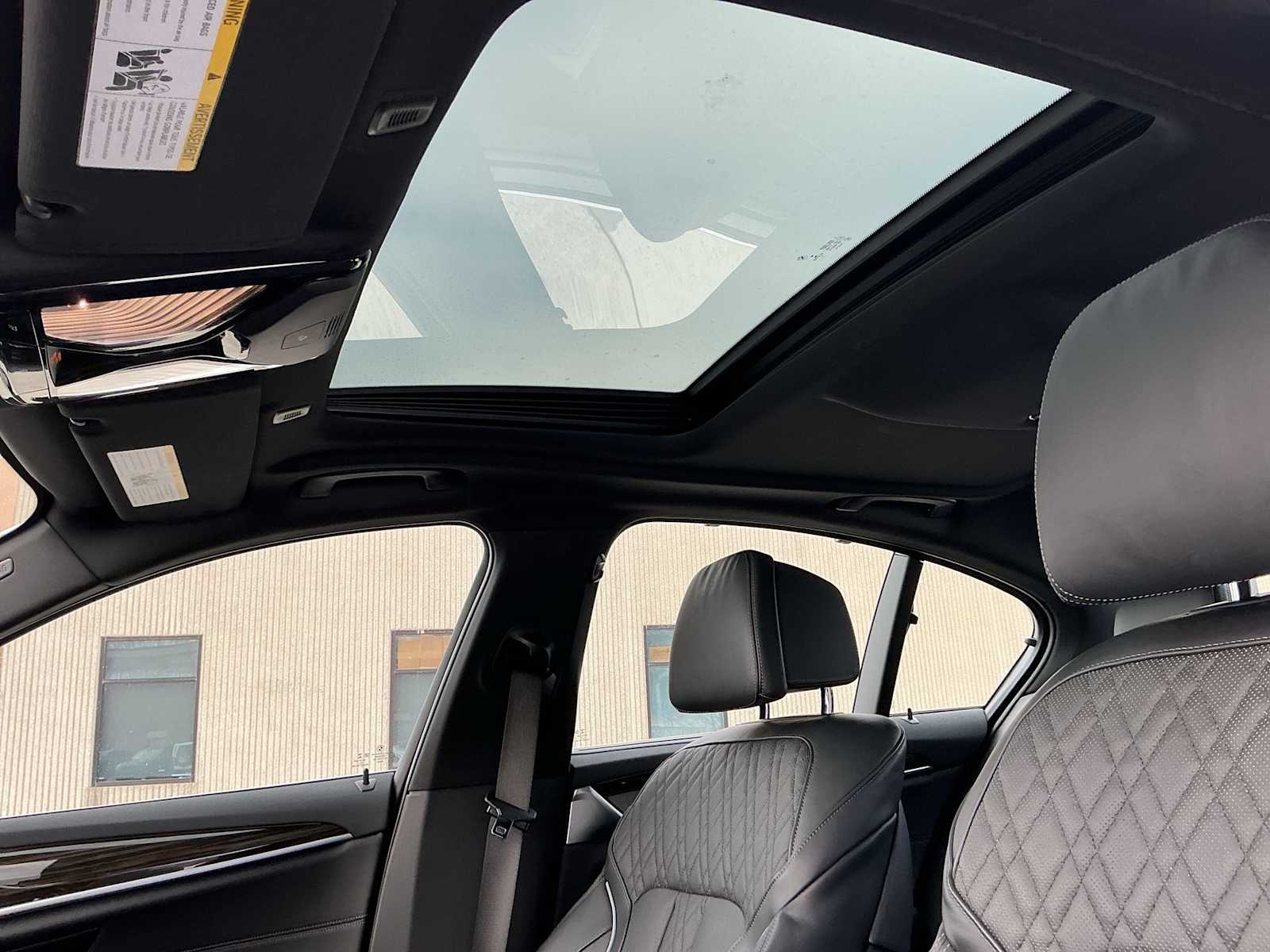 Thumbnail: 2022 BMW 5 Series - 21