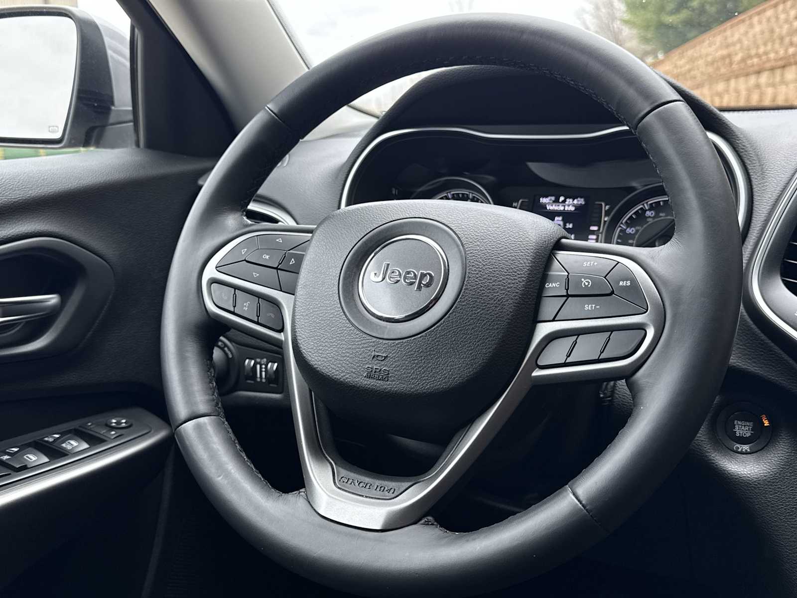 Thumbnail: 2019 Jeep Cherokee - 23