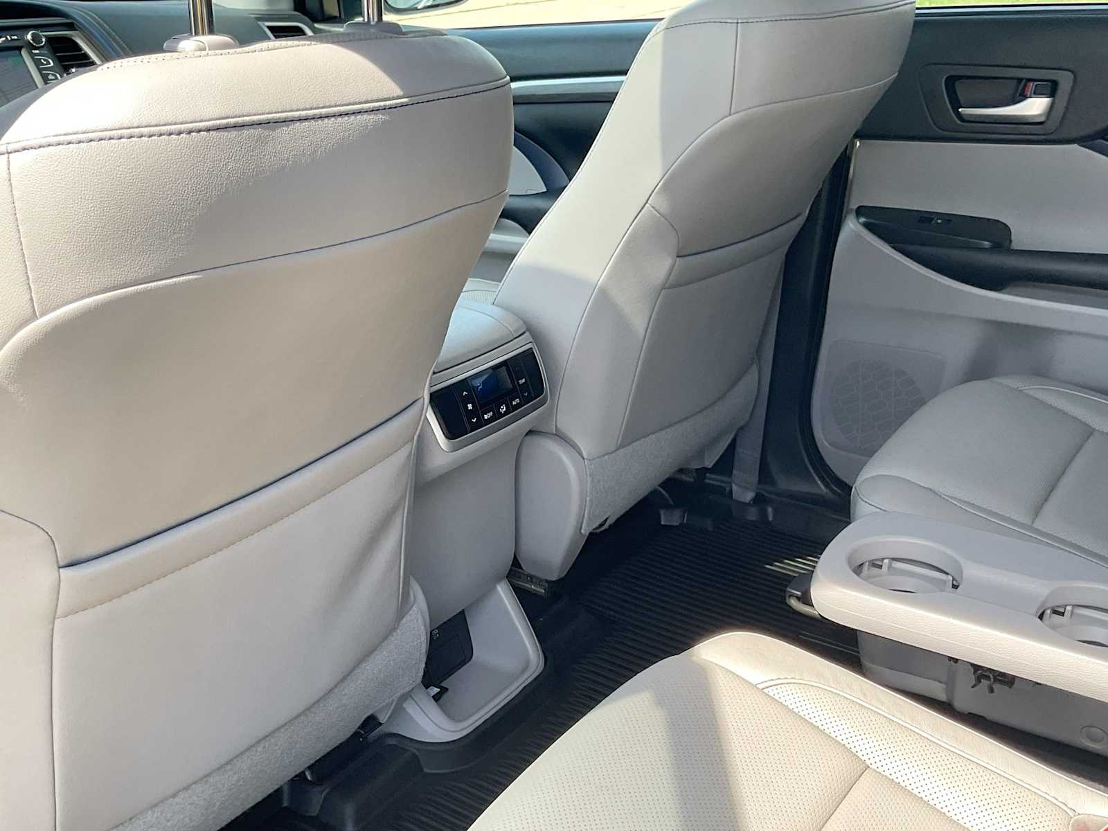 Thumbnail: 2019 Toyota Highlander - 19