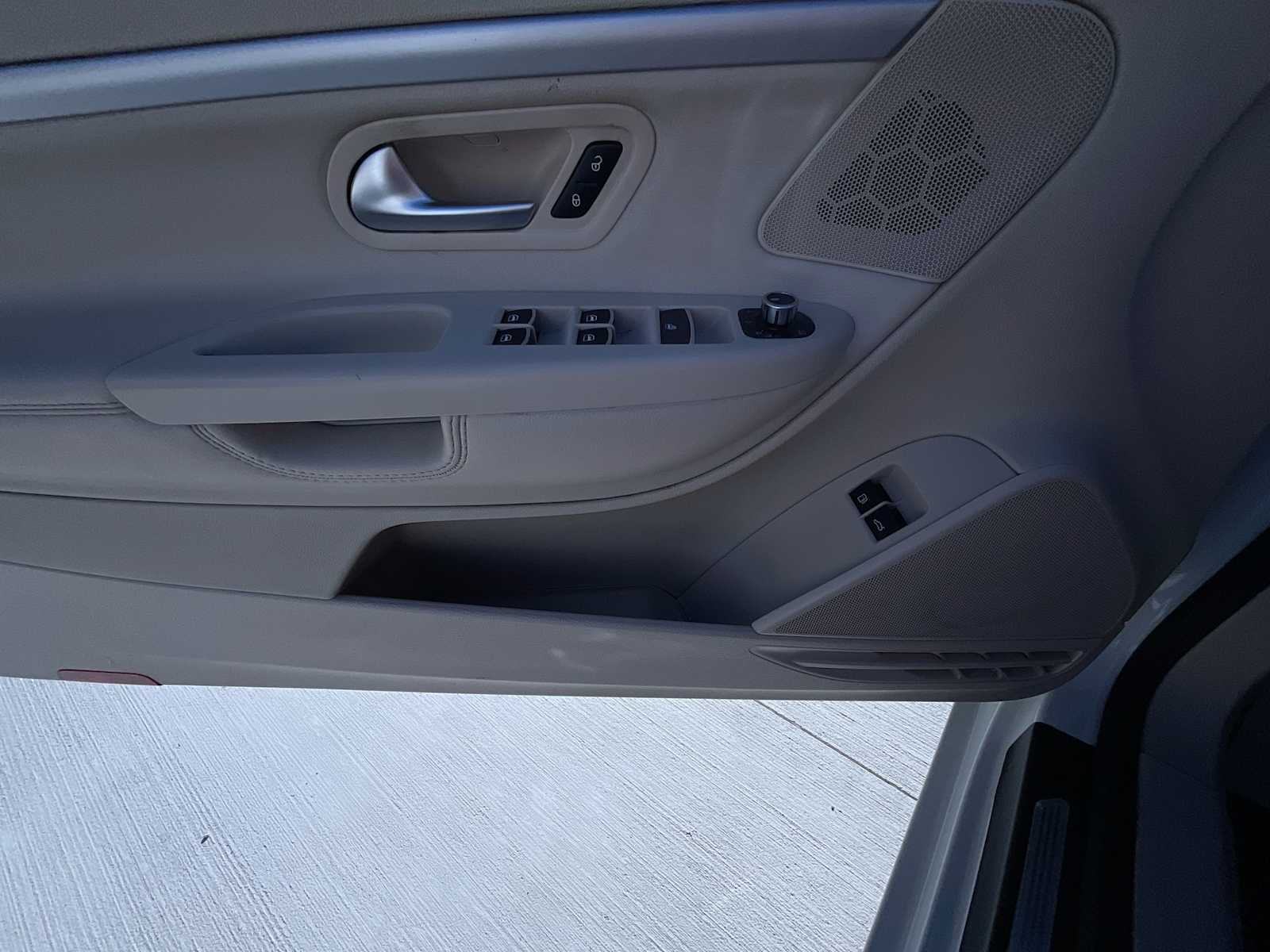 Thumbnail: 2014 Volkswagen Eos - 25