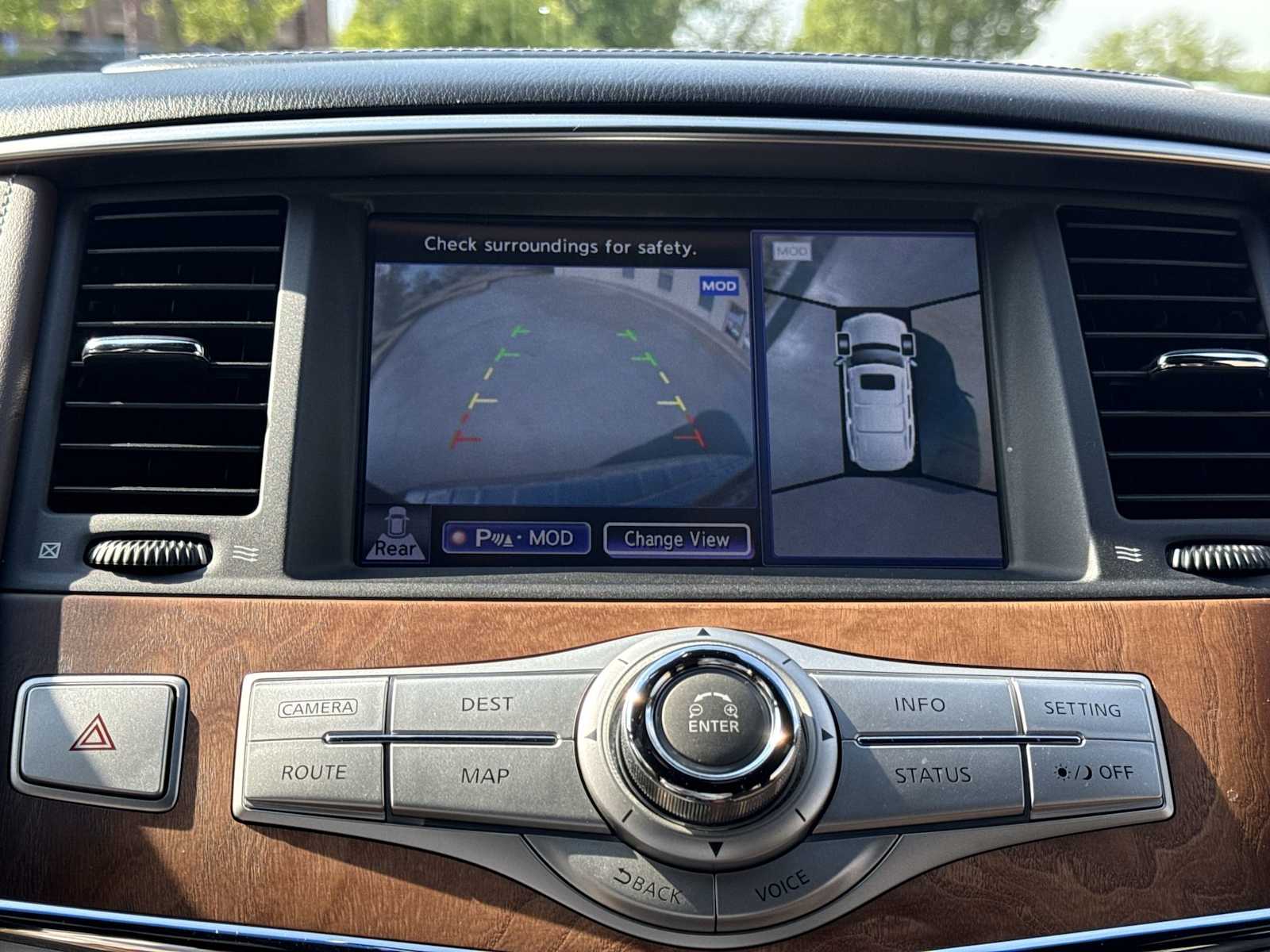 Thumbnail: 2015 INFINITI QX80 - 32