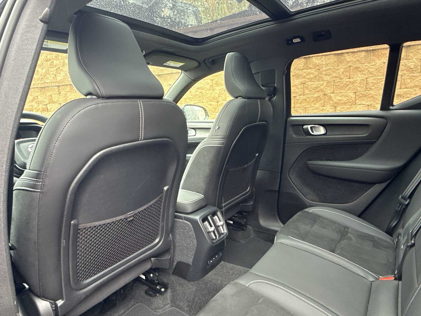 Thumbnail: 2023 Volvo XC40 - 19